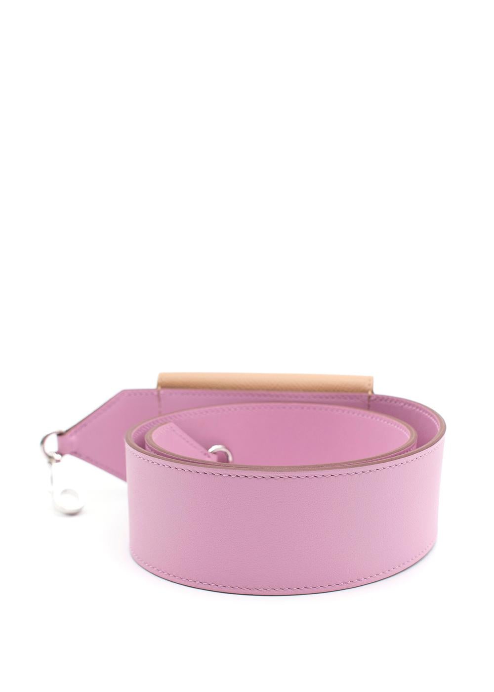 Hermes Mauve & Chai Epsom/Swift 85cm Kelly Pocket Strap PHW

Timbro della data: Z 2021

- Tracolla Kelly bicolore in un brillante color malva in contrasto con il caldo beige chai.
- Chiusura a scatto e terminali a clip placcati in palladio
