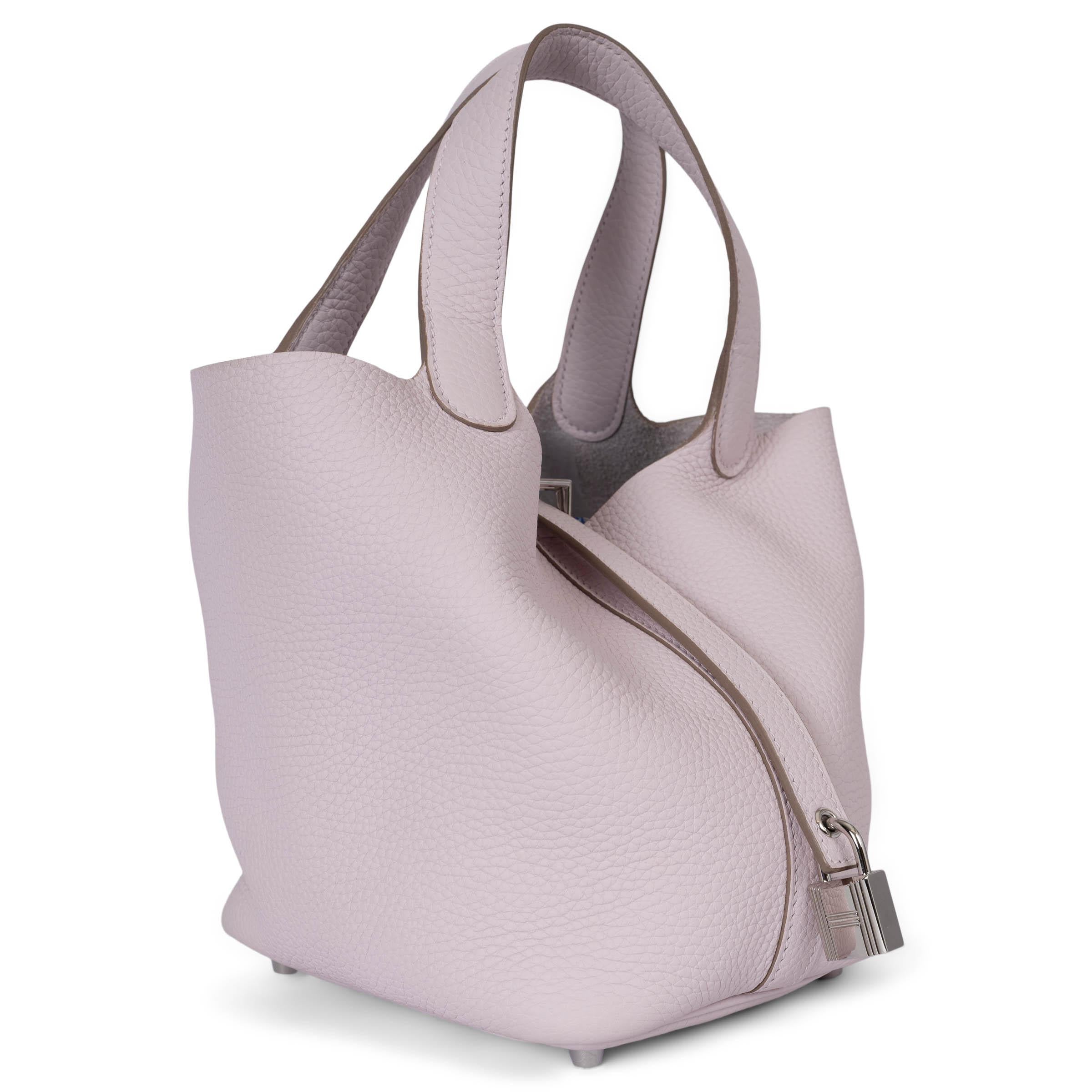 Diese 100% authentische Hermès Picotin Lock 18 ist aus Mauve Pale (helles Mauve) Taurillon Clemence Leder gefertigt und mit eleganter Palladium Hardware ausgestattet. Er wird mit einem Riemen und einem Schloss am Ende geschlossen und bietet so ein
