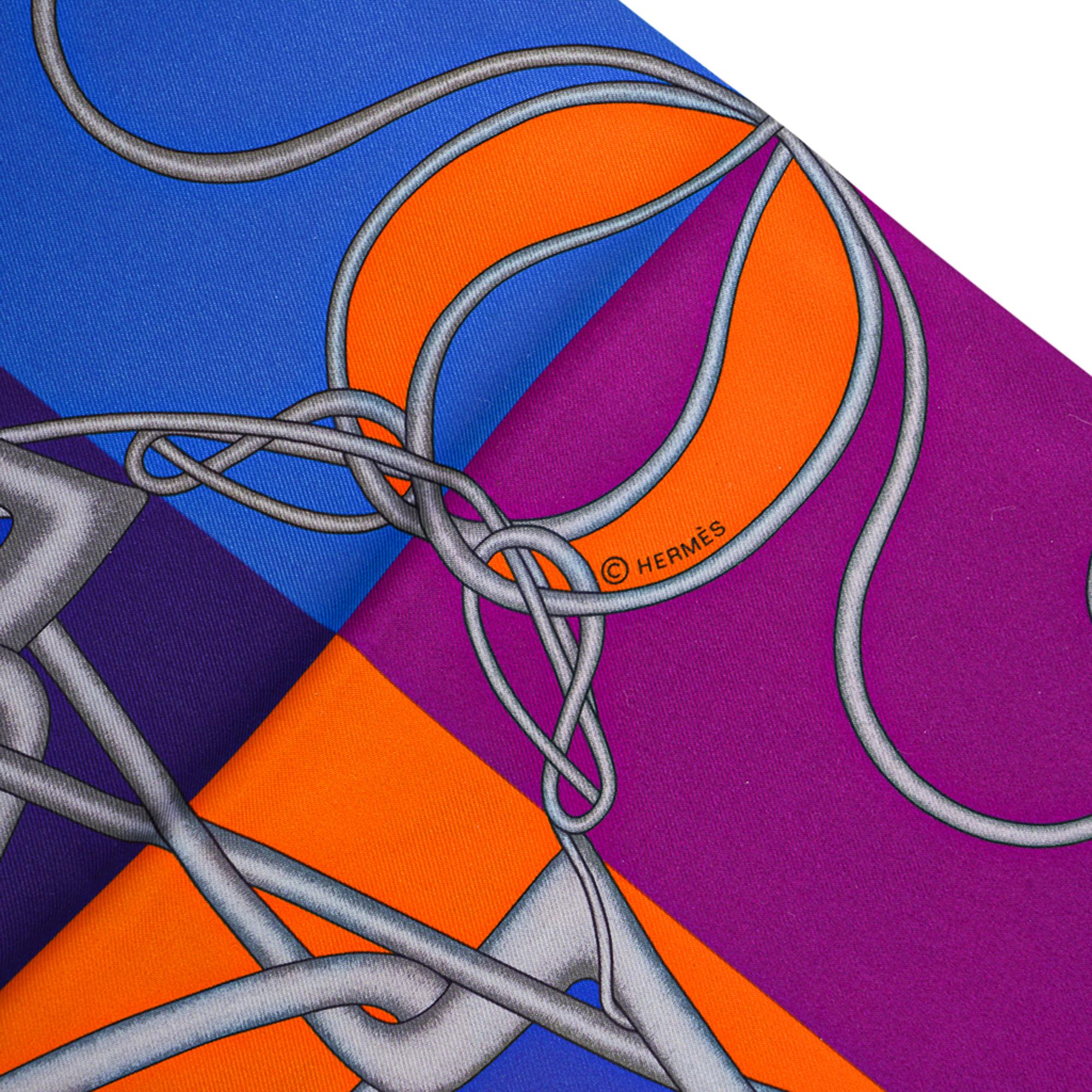 Mightychic propose une garantie d'authenticité Hermès Maxi - Twilly Cut Coup de Fouet au Bloc en Indigo, Orange et Blanc.
Cet accessoire iconique d'Hermès peut être porté d'une multitude de façons pour ajouter une touche ludique à votre