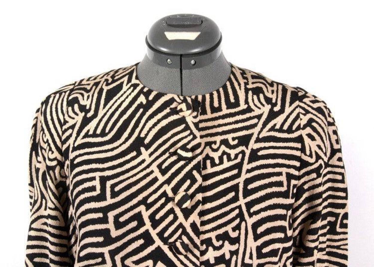 Absolument magnifique ensemble blouse et jupe Hermès vintage des années 1980 et 1940. Le chemisier présente un étonnant et complexe design en trompe-l'œil qui, à première vue, semble être un imprimé tribal. En y regardant de plus près, le labyrinthe