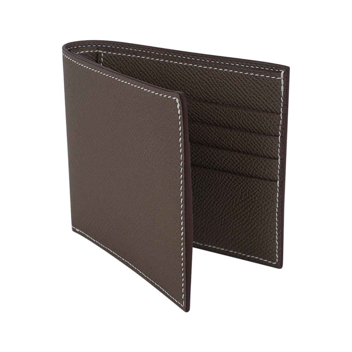Mightychic offers an Hermes Men's MC2 Copernic compact bi-fold wallet featured in Etoupe.
Light and slim in Epsom leather.
Interior has eight credit card slots, two flat pockets and one paper money slot.
Sleek clean lines.
HERMES Paris Made in