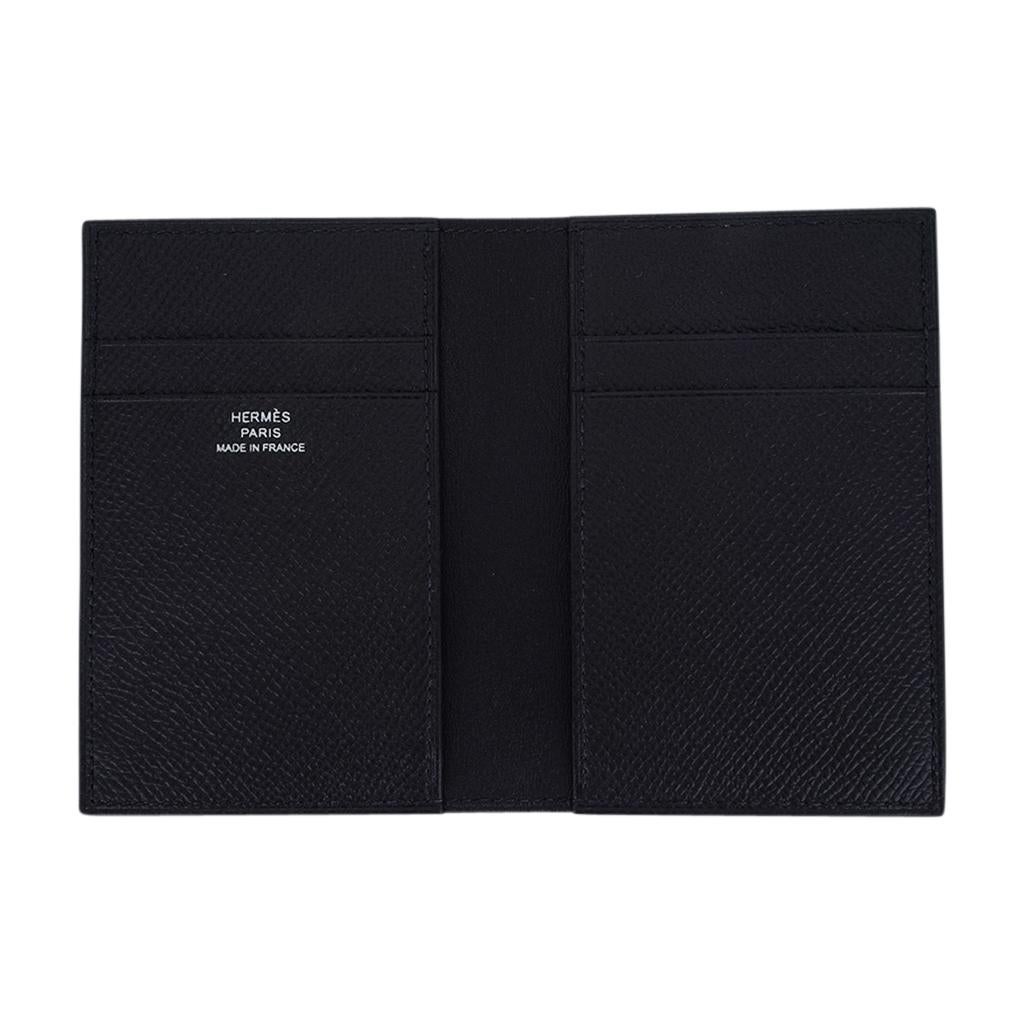 Mightychic offre un portacarte Hermes MC2 Euclid di colore nero (Noir).
Il portacarte ha 4 slot per carte di credito e 2 tasche.
Viene fornito con la scatola firmata Hermes.
Nuovo o fresco di negozio Condizioni.
vendita finale

MISURE DEL