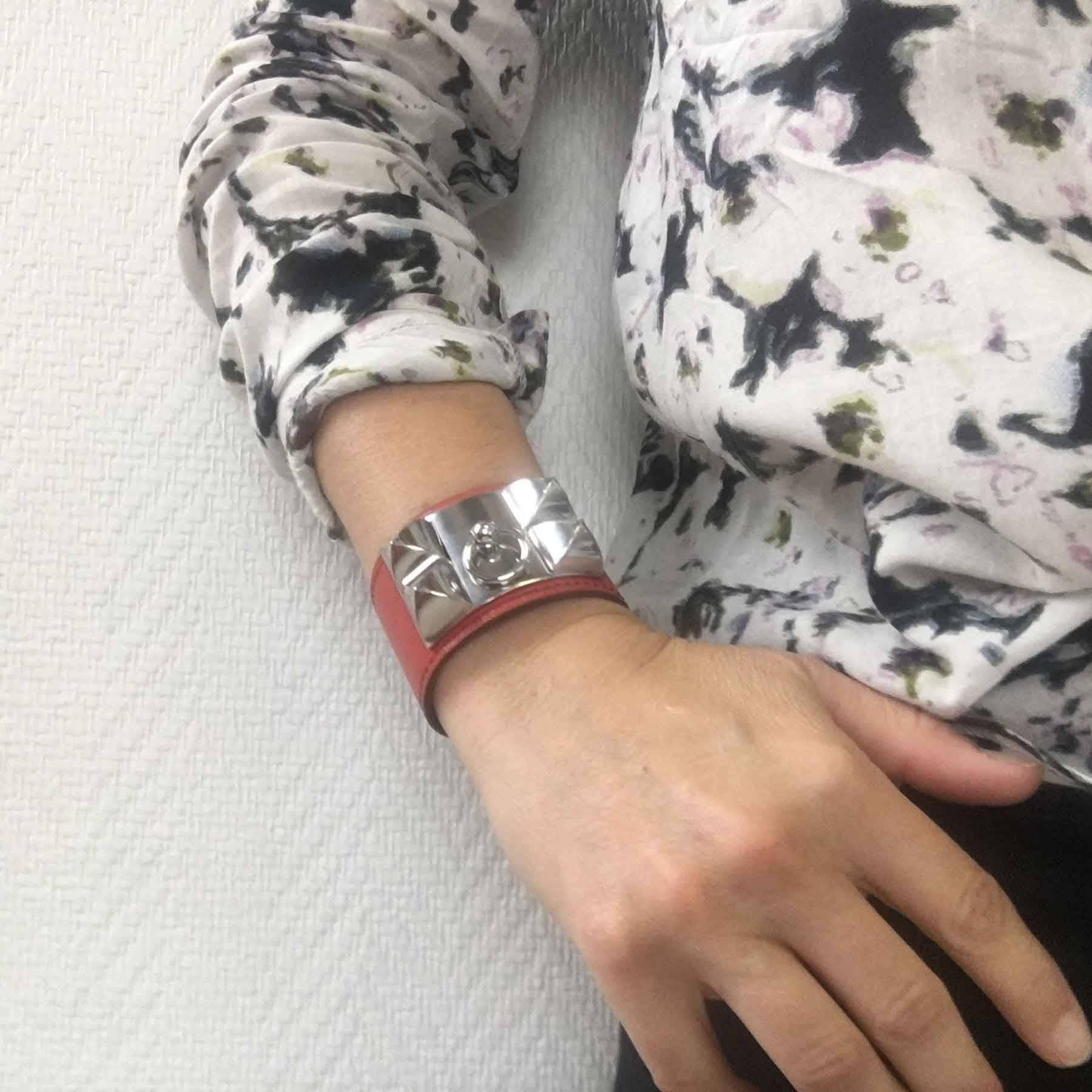 Hermès Médor cuff bracelet in blood color tadelakt calfskin. Palladium silver hardware.

New condition. Stamp R in a square, year 2014. Stamp S from private sales.

Made in France. Protection is still on the hardware.

Dimensions: width 4 cm, total