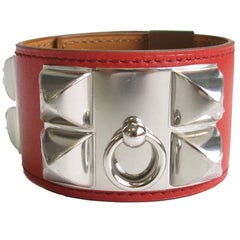 HERMES Médor Bracelet manchette en veau tadelakt couleur sang