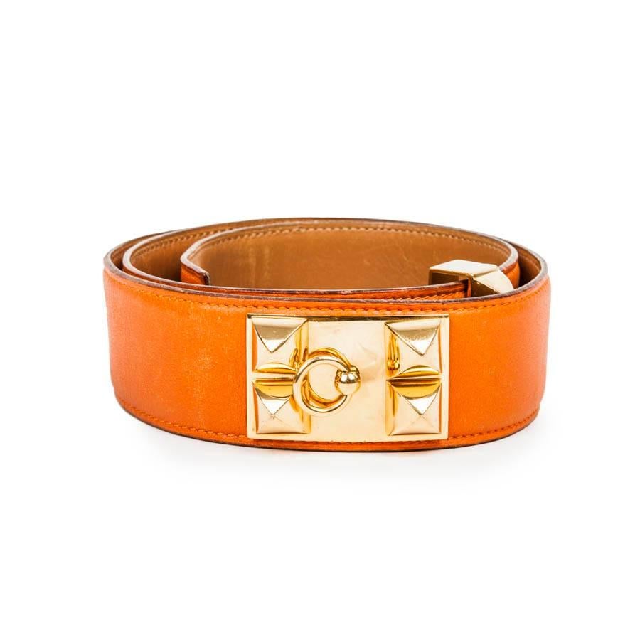 Vintage. Hermès belt 'Médor' in orange courchevel leather. Hardware in gold metal (micro-scratches). Size 76FR

Stamp W in a round, year 1993. Made in France.

Dimensions: shortest 76 cm, longer 80 cm, height 4 cm.

Will be delivered in its Hermes