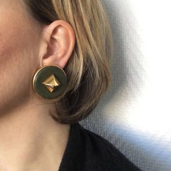 HERMES 'Médor' Vintage Clip-on Earrings in Gilded Metal and Khaki Leather