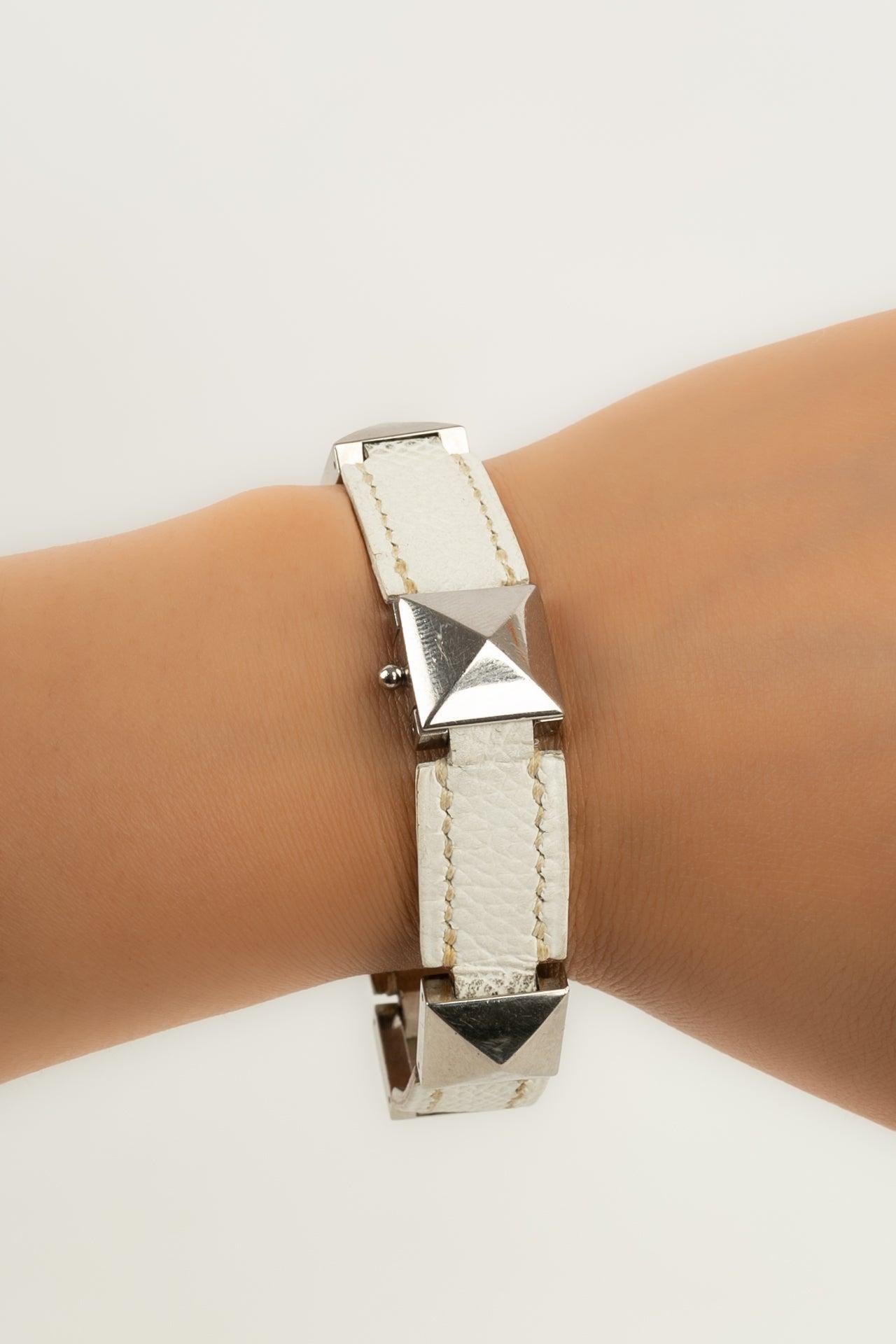 Hermès - (Made in France) White leather Médor-design bracelet with silvery metal elements.

Additional information:
Condition: Good condition
Dimensions: Length: 19 cm

Seller Reference: BRA202