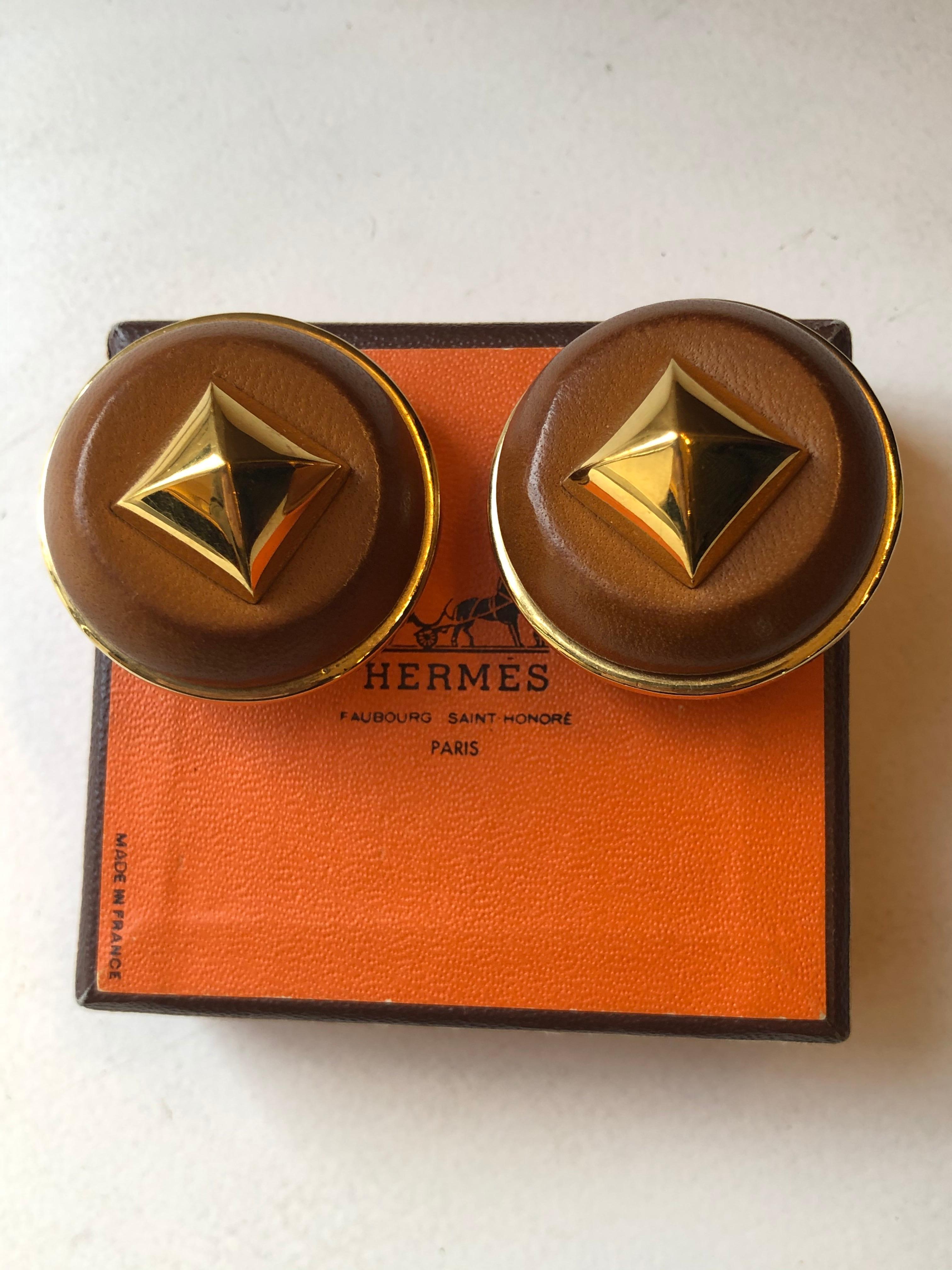 These are vintage Hermes clip earring in lambskin leather signed Hermes Paris. 