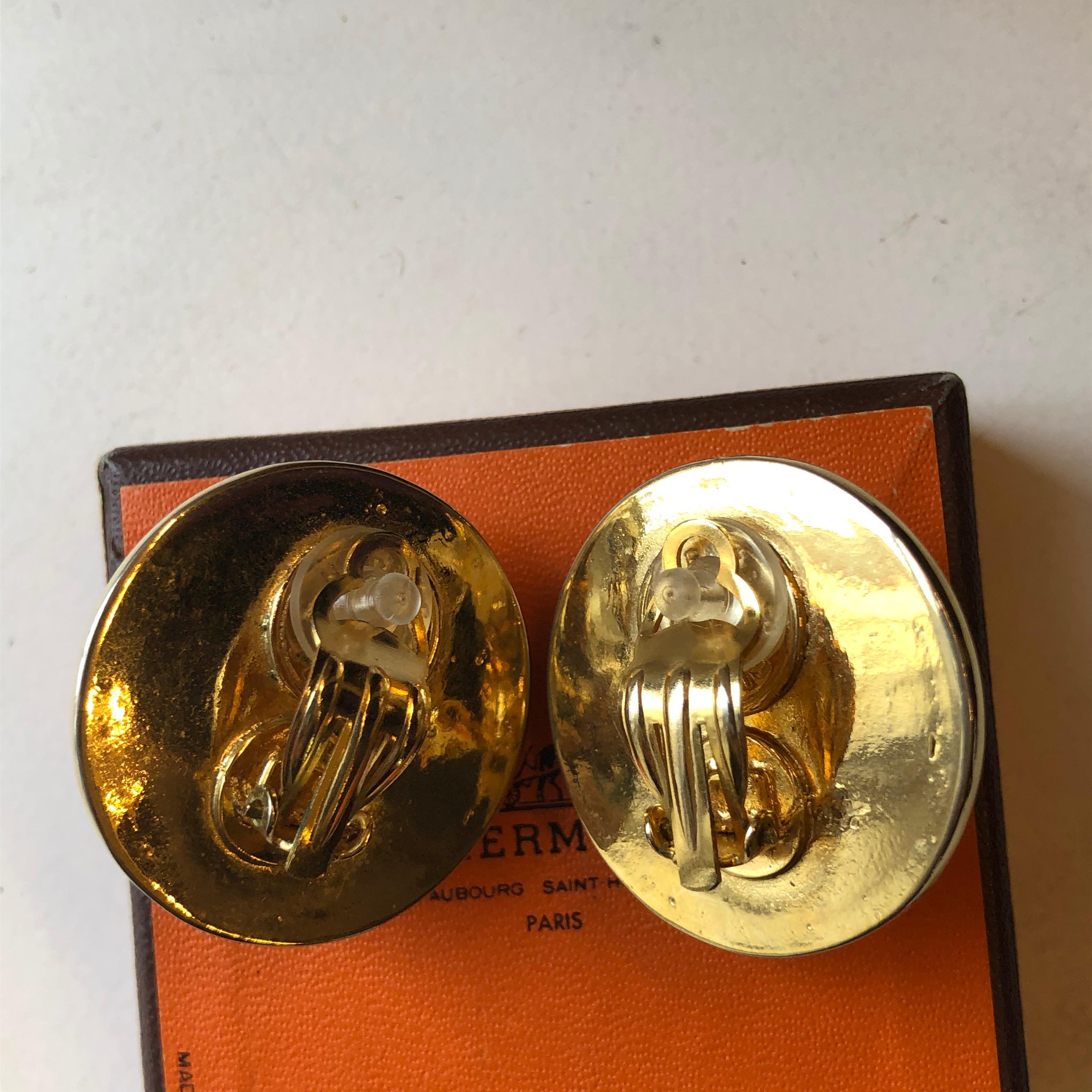 Hermes  Medor Bronze Leder & Goldfarbene Pyramiden-Ohrstecker mit Ohrclips In Box im Zustand „Hervorragend“ in Port Hope, ON