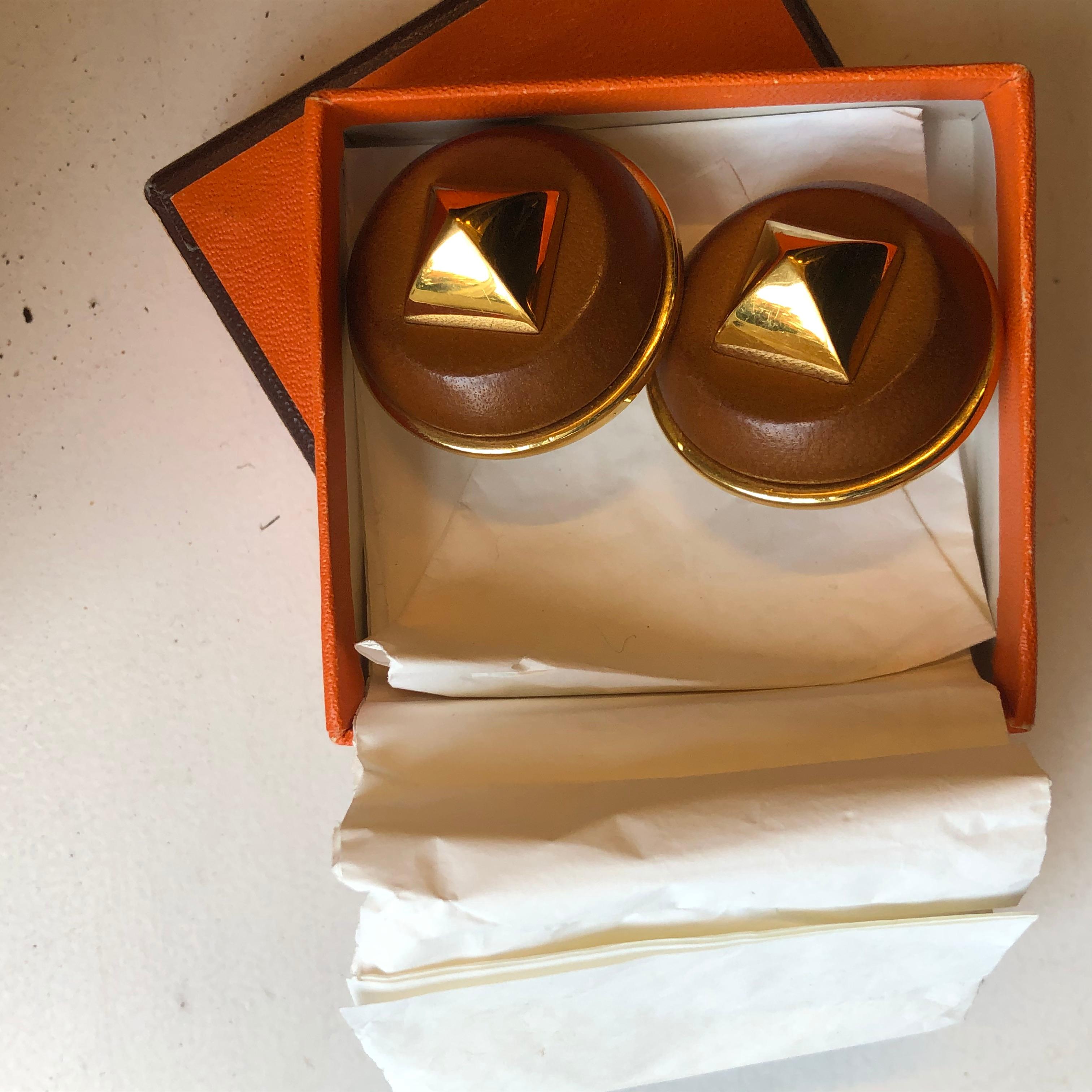 Hermès  Médor - Boucles d'oreilles à pince pyramidale en cuir bronze et or dans une boîte 1
