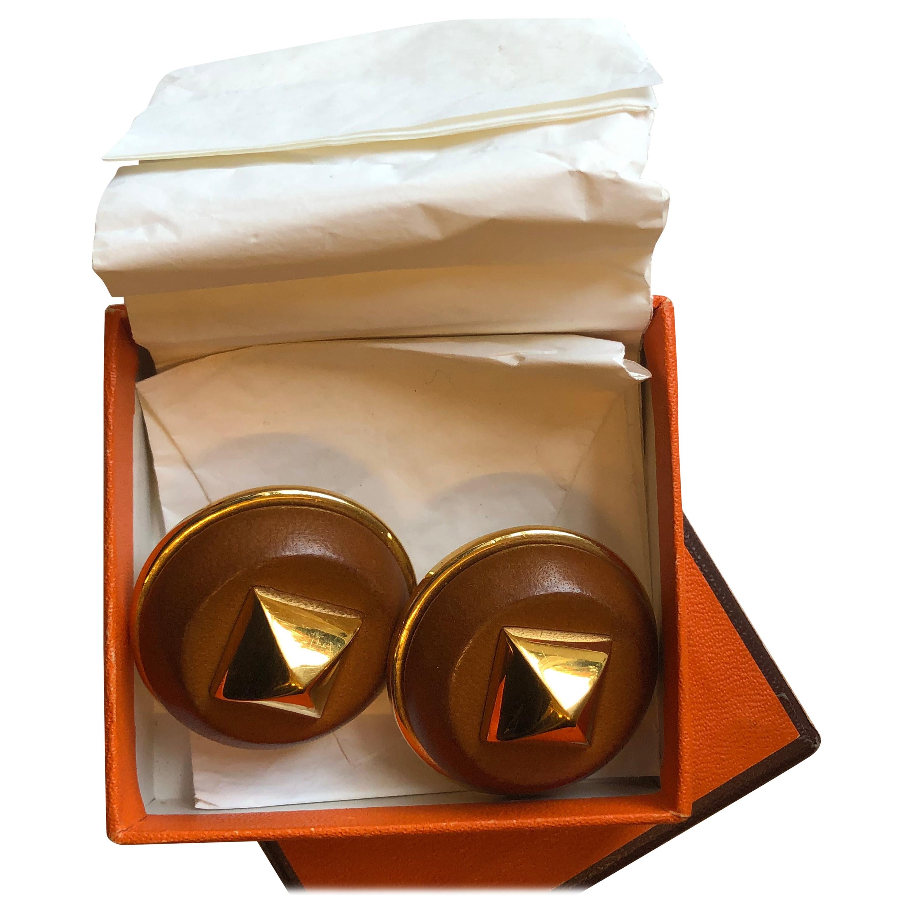 Hermès  Médor - Boucles d'oreilles à pince pyramidale en cuir bronze et or dans une boîte