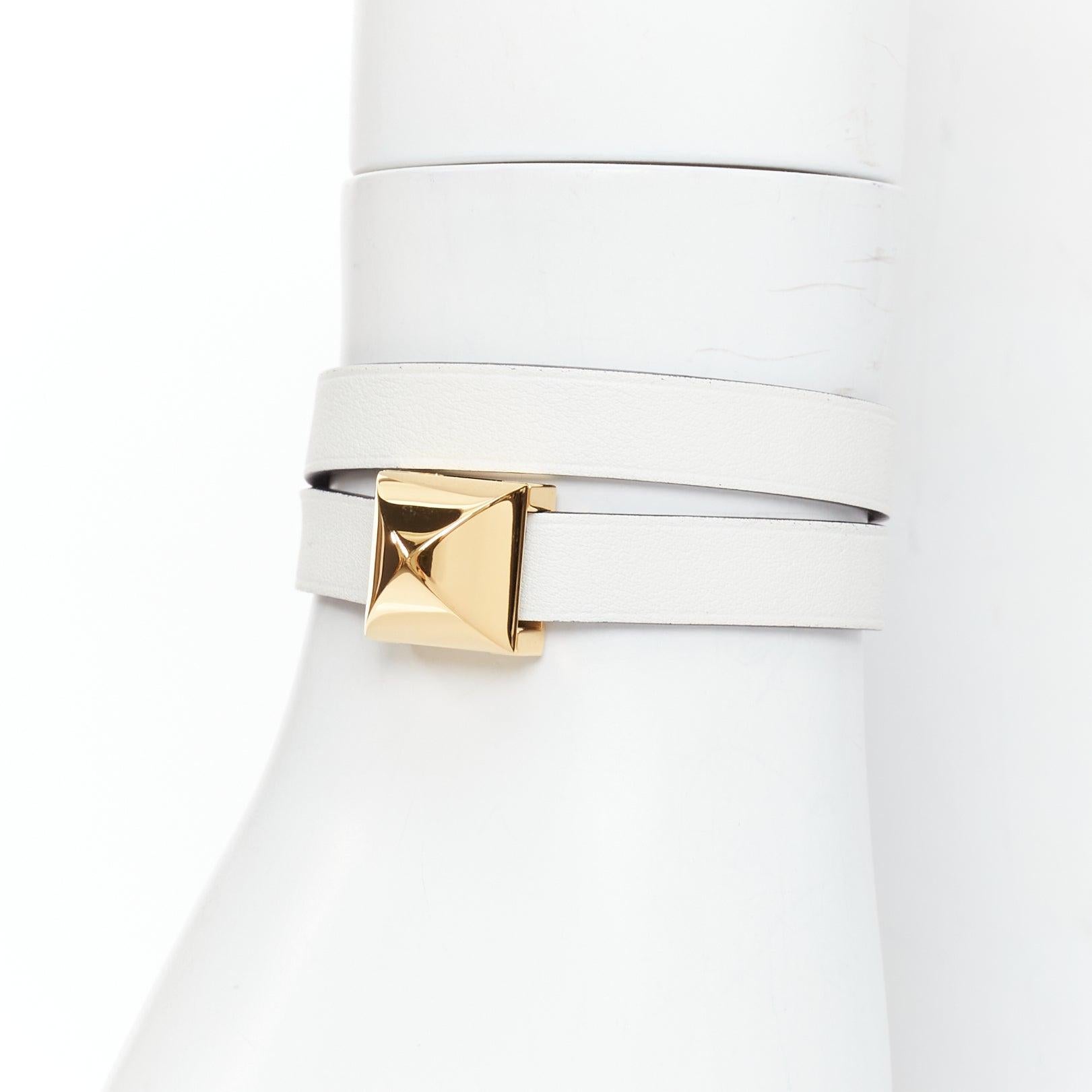 HERMES Medor Infini GHW double tour stud blue white leather bracelet
Reference: KYCG/A00182
Brand: Hermes
Model: Medor Infini
Material: Leather
Color: White, Blue
Pattern: Solid
Closure: Wrap Tie
Lining: Blue Leather
Extra Details: Medor
