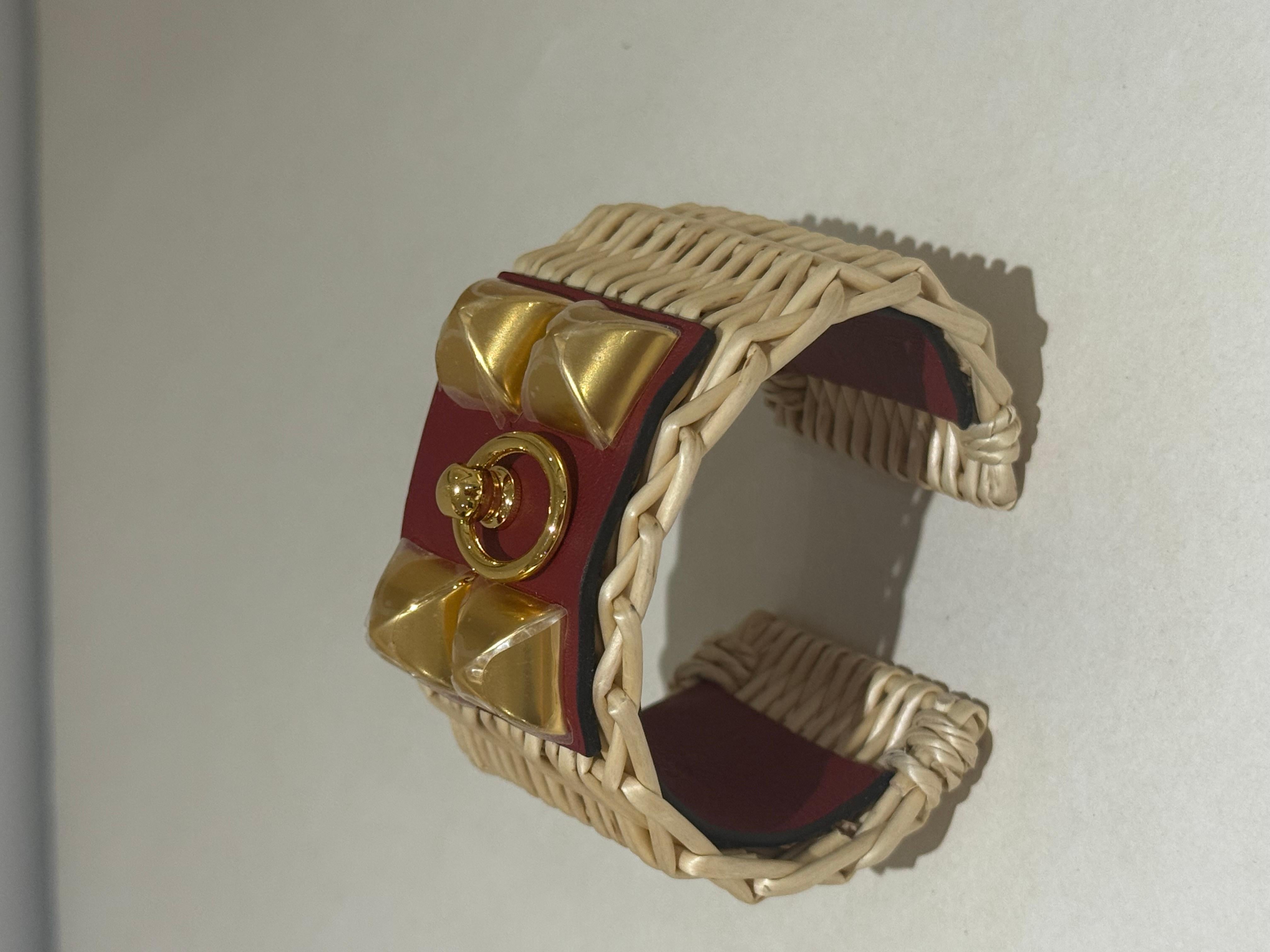 
Bracelet manchette pique-nique Hermès Medor
Laiton plaqué or jaune 18K, raphia et cuir Taille T2. Comprend une pochette Herms et une étiquette
Circonférence intérieure : 6.75