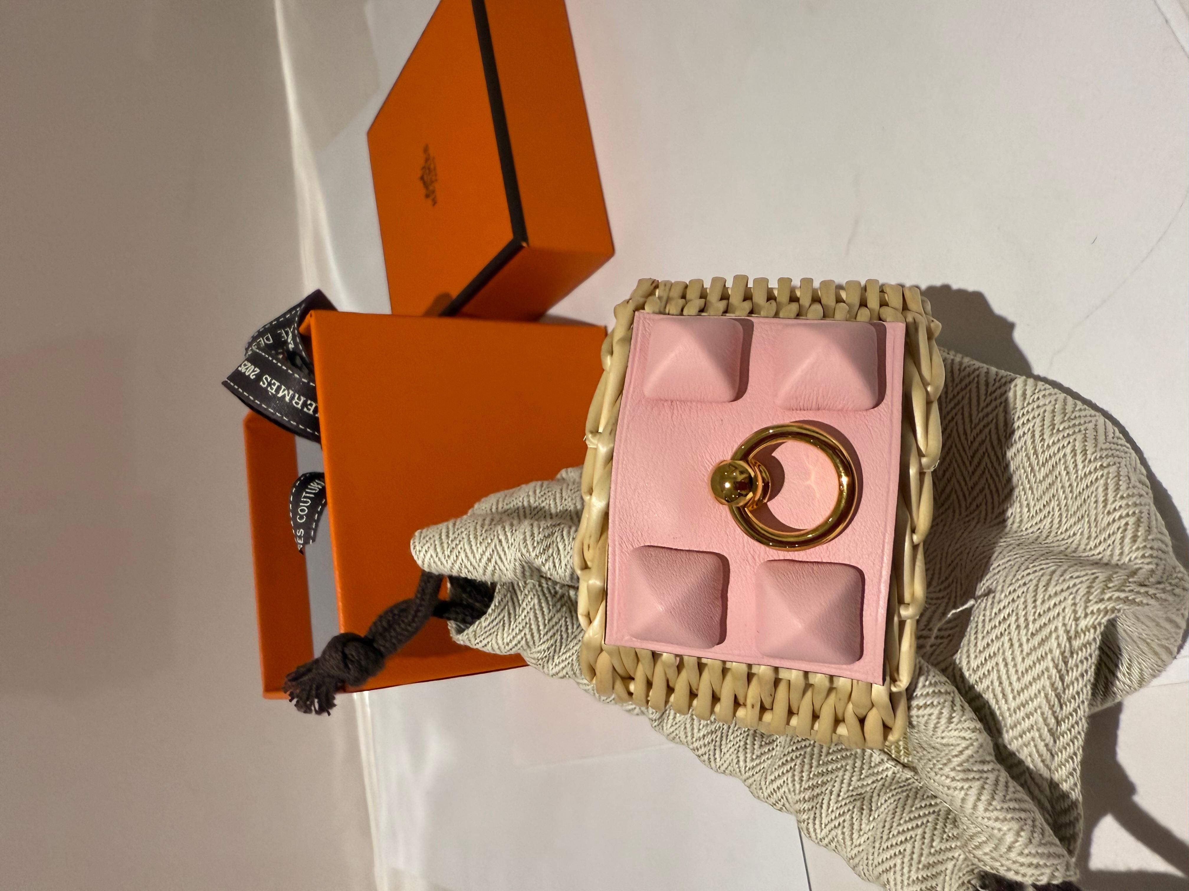 Pulsera brazalete Hermes Medor Picnic Rosa Sakura. Esta pulsera brazalete de piel de becerro Swift en el color Sakura más deseado. La combinación de mimbre y tachuelas Medor enfundadas en cuero dan a la icónica línea Medor Picnic un nuevo aspecto