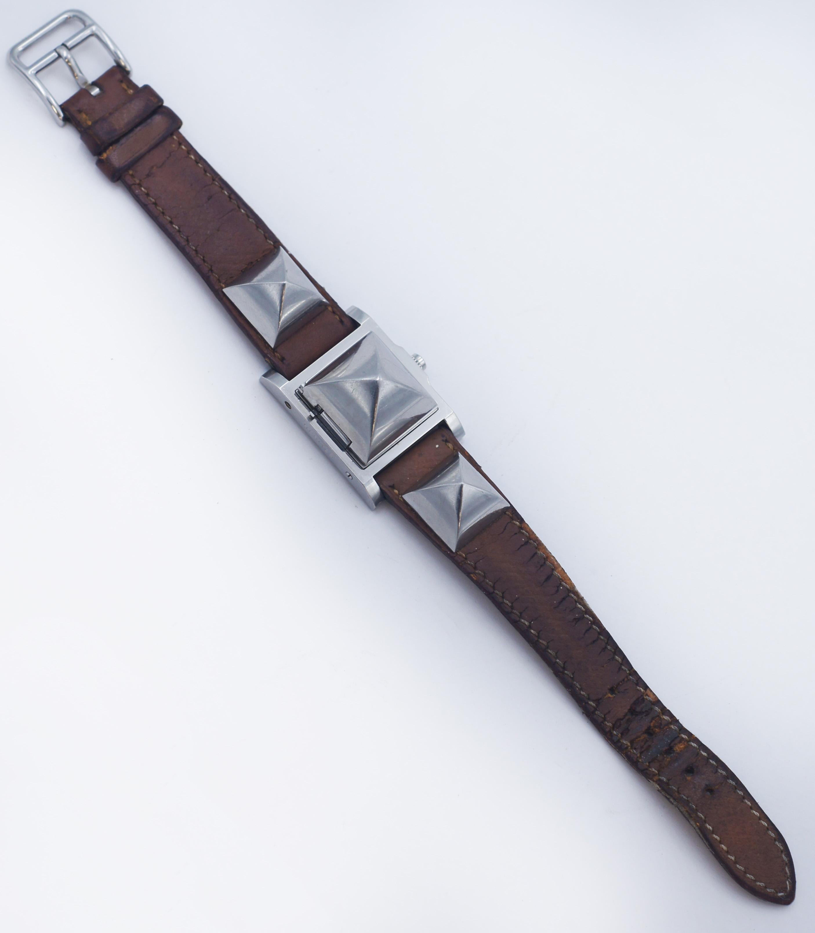 Hermès Medor Edelstahl Leder Me2.210 Uhr im Zustand „Gut“ im Angebot in San Fernando, CA