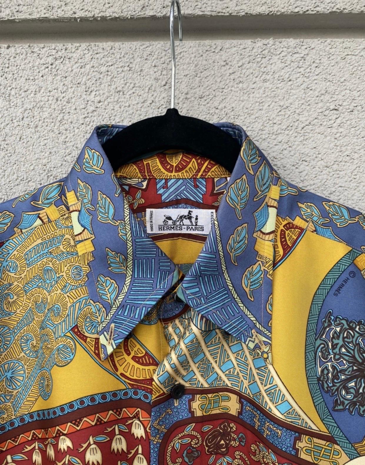 Hermes men's shirt. 70's.
in silk. wears an Italian 48.
measurements 
shoulders 48 cm 
bust 59 cm 
length 78 cm
Sleeves 65 cm
excellent general conditions.
