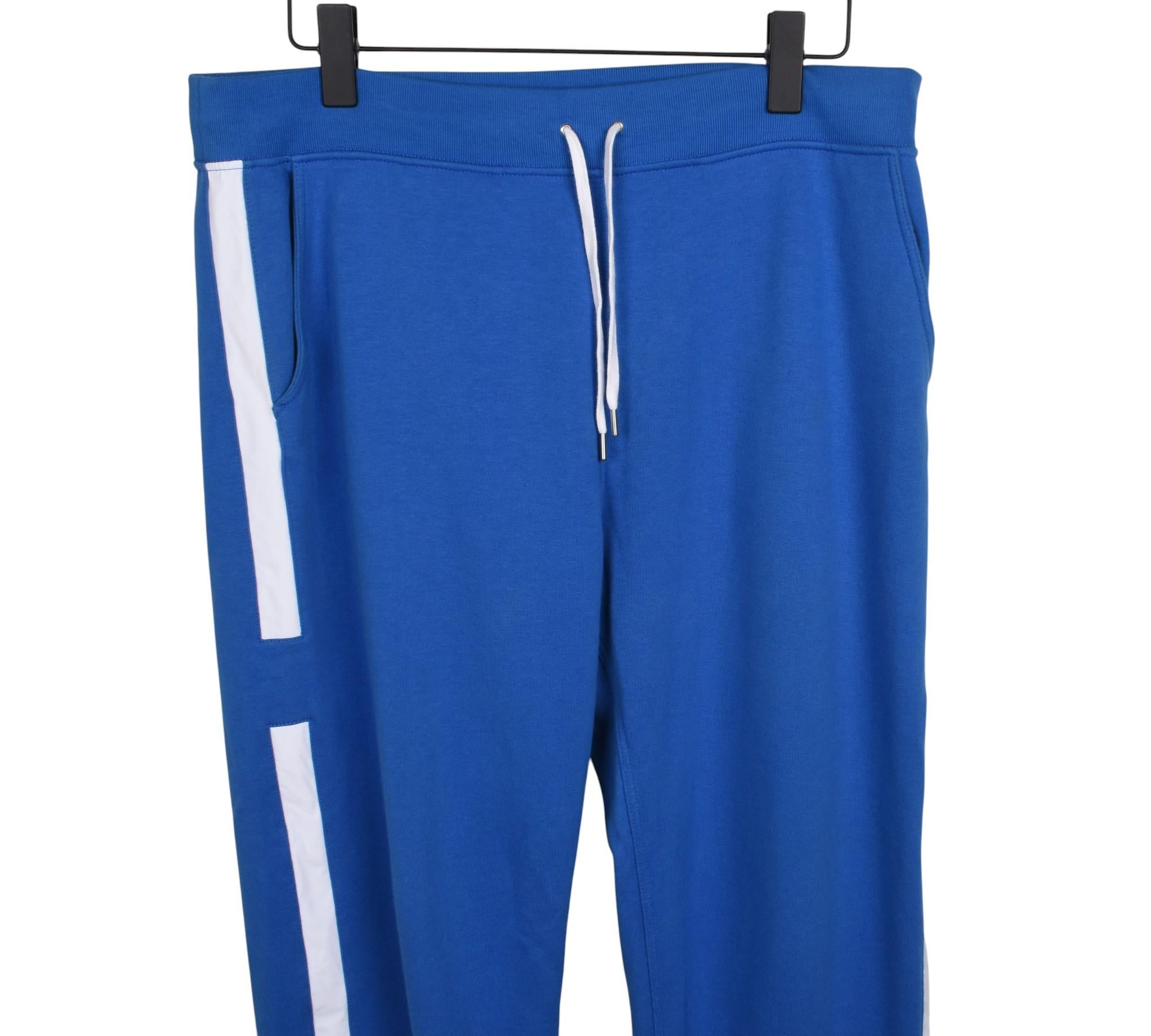 Prüfen Sie meine anderen Angebote. Habe viele weitere Designerkleidung zu verkaufen. Offen für alle Angebote.
Zum Verkauf steht eine 100% echte Hermes Paris Herren Sweatpants, S1608, VINU9
Farbe: Blau
(Eine tatsächliche Farbe kann ein wenig