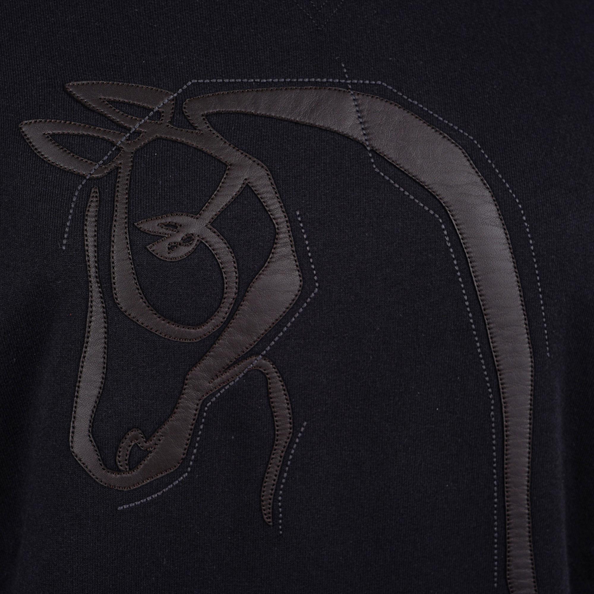 Mightychic propose un pull-over à col ras du cou (sweatshirt) Hermès avec détail en cuir.
Coton noir avec patch en agneau Cheval au Trait noir sur le devant.
Poignets et hanches côtelés.
Le tissu est en coton.
NEUF ou JAMAIS UTILISÉ.
vente