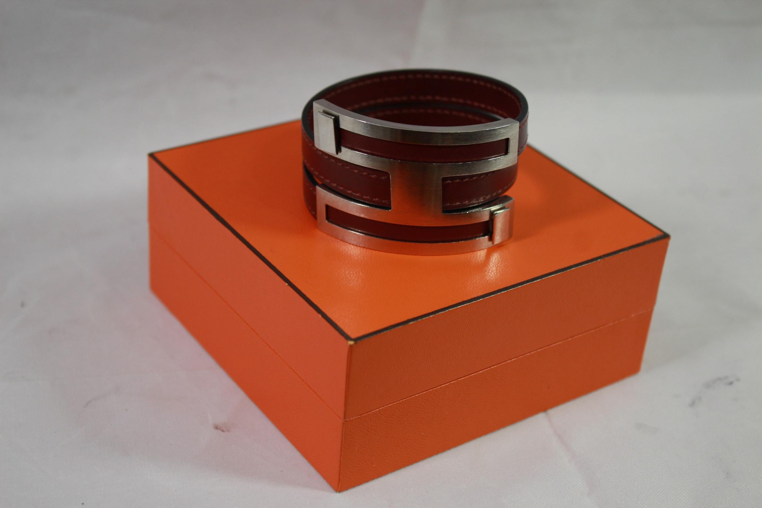 Hermes Brushed steel and leather brracelet.
Adjustable thanks to a 2 pression buttons in the main H
Used but in really good condition
For a wrist max 20 cm