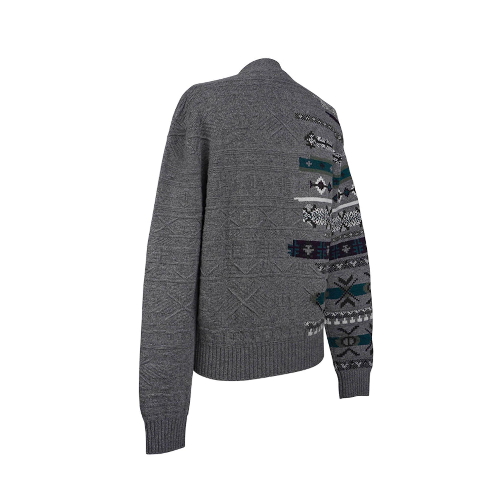 Mightychic offers an Hermes limited edition V-neck gray cardigan with Couleurs en Cours motif.
The contrasting colour patterns is achieved through a blend of weaving for the monochromatic side and jacquard for the colour.
This wonderful technique