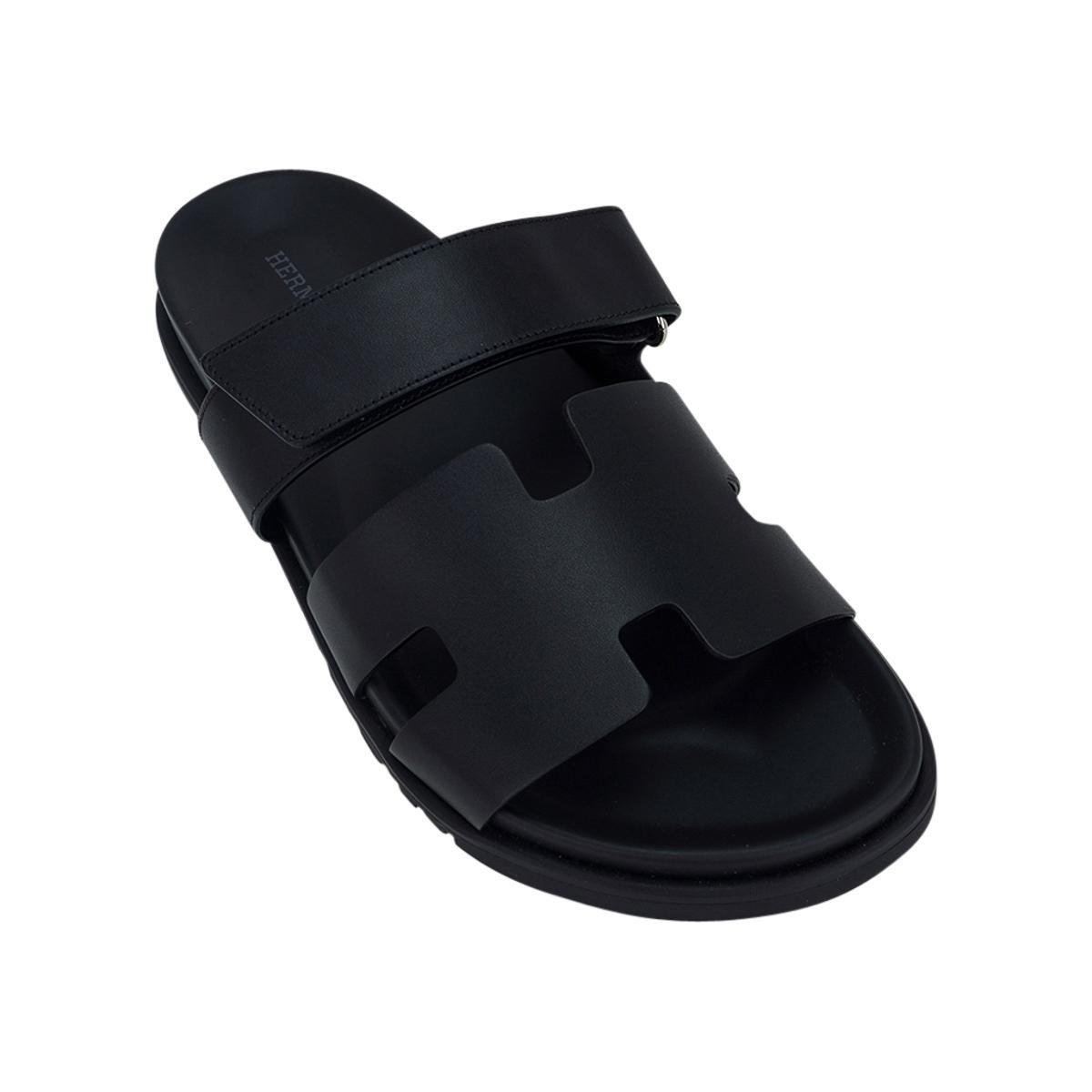 Mightychic bietet ein Paar der limitierten Auflage der Hermes Men's Chypre Sandal in der Farbe Noir an.
Schwarzes Kalbsleder mit schwarzer anatomischer Innensohle und schwarzer Gummisohle mit H-Prägung.
Der Riemen über dem Fuß ist mit einem