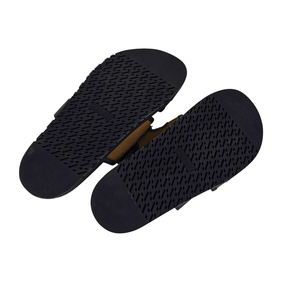 Hermes Men's Chypre Olive Toile Black Leather Trim Sandal 44.5 For Sale 2
