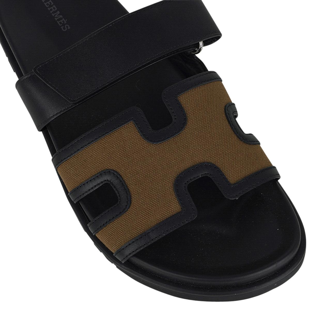 Mightychic offers an Hermes Men's Chypre Sandal featured in Olive Toile with Black leather Trim.
Anatomical insole and H embossed Black rubber sole.
Strap across foot is adjustable with velcro closure.
Comes with sleepers and signature Hermes