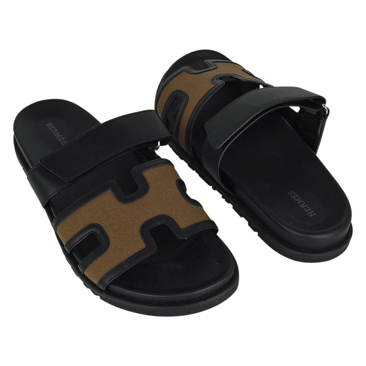 Hermès Herren''s Chypre Olive Toile Sandale mit schwarzem Lederbesatz 45 (Schwarz) im Angebot
