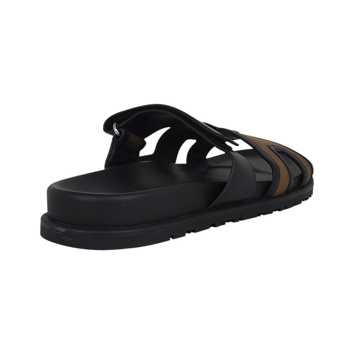 Hermès Herren''s Chypre Olive Toile Sandale mit schwarzem Lederbesatz 45 im Angebot 2
