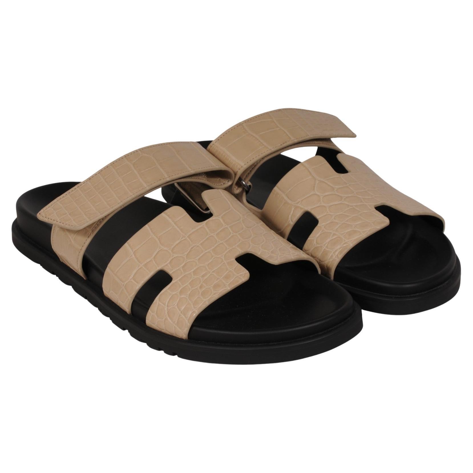 Hermes Mens Chypre Sandals US 9 EU 42 Aligator Crocodile Beton Beige Tan Slides im Angebot