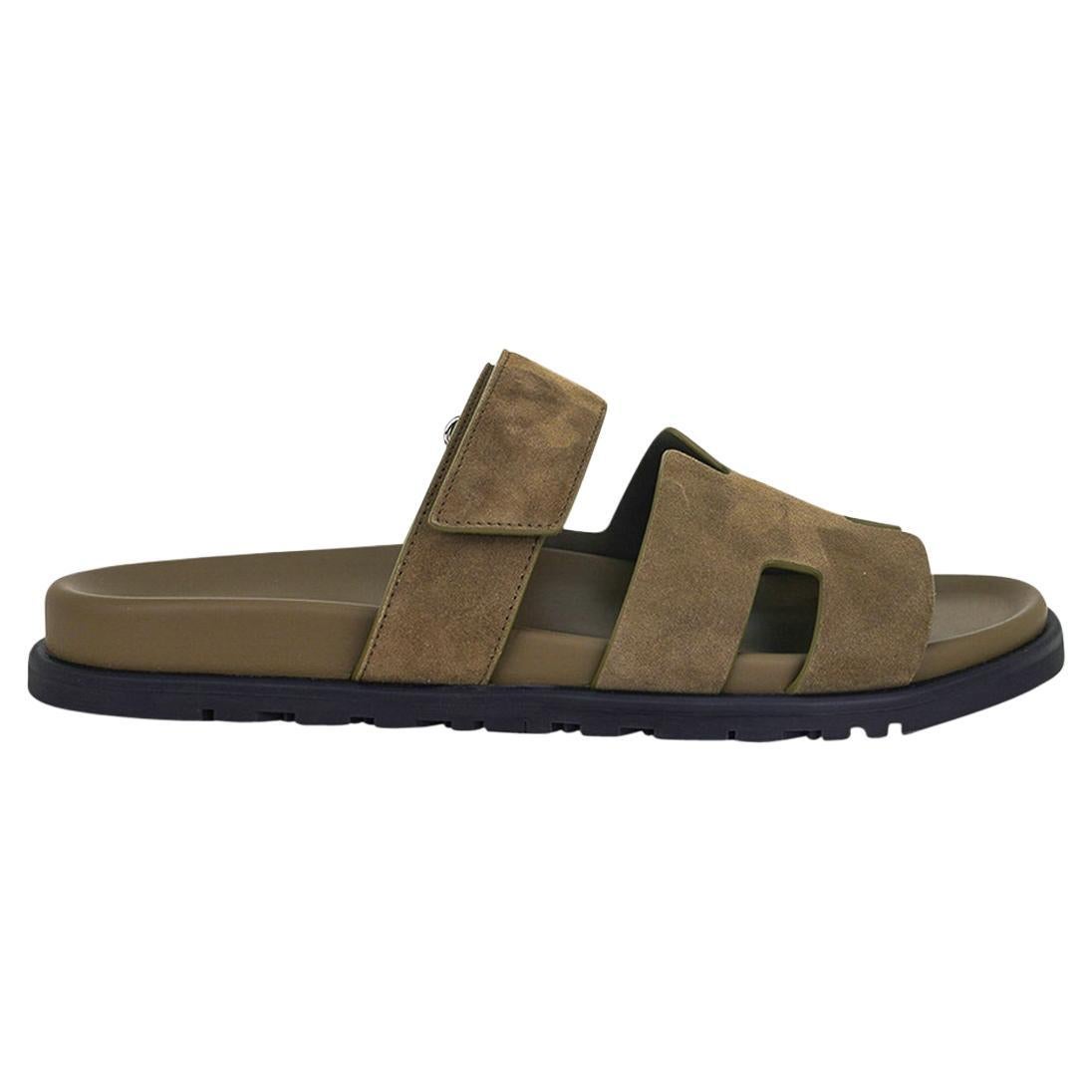 Mightychic offers Hermes Men's Chypre Sandals featured in Vert Toundra.
Suede goatskin with Vert Toundra anatomical insole and H embossed Black rubber sole.
Strap across foot is adjustable with velcro closure.
Comes with sleepers and and signature