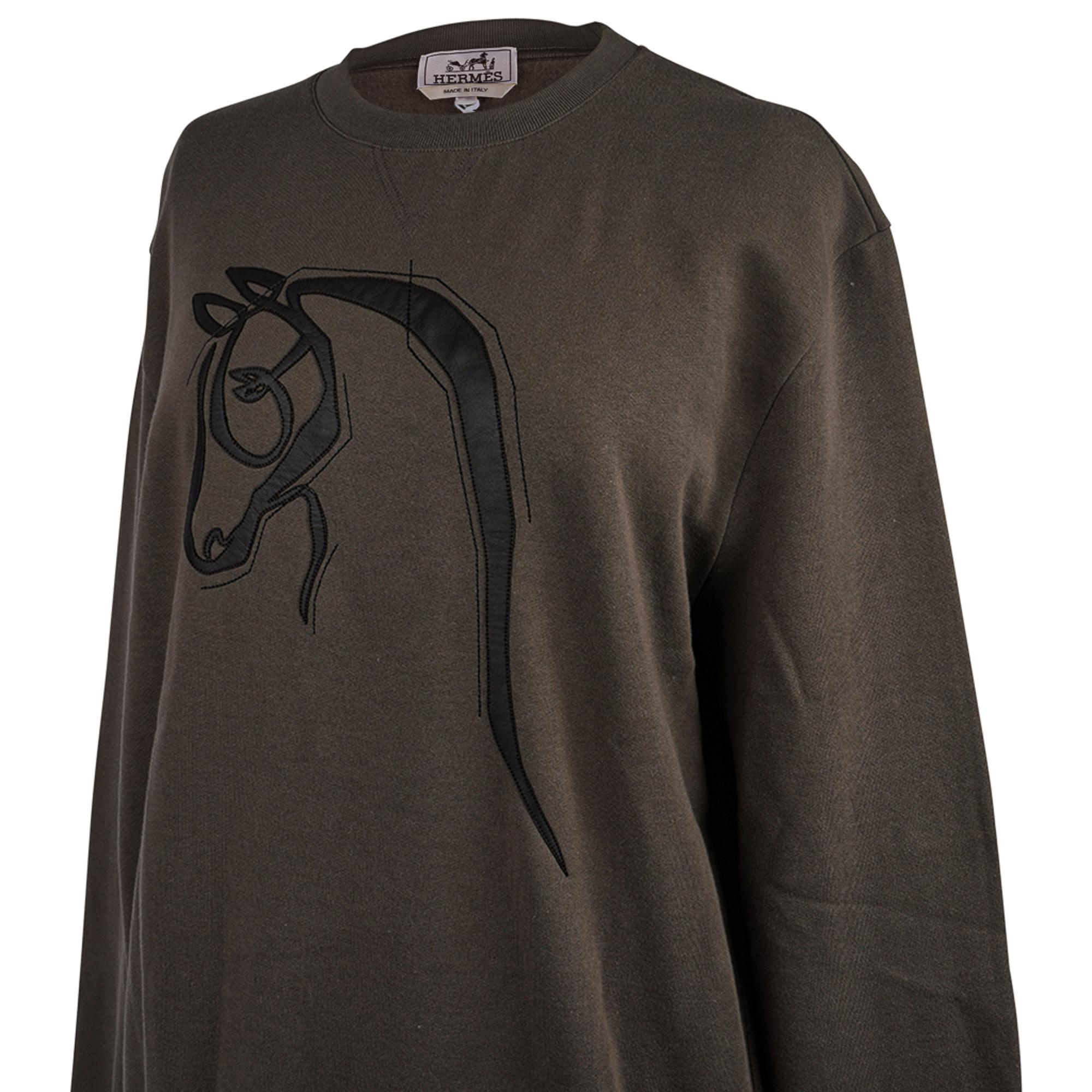 Mightychic offers an Hermes Crewneck Sweater (sweatshirt) with Leather Detail.
Poivre Cotton with Black Cheval au Trait lambskin patch in front.
Ribbed cuffs and hip.
Fabric is cotton.
NEW or NEVER WORN.
final sale

SIZE: L

SWEATER MEASURES:
LENGTH