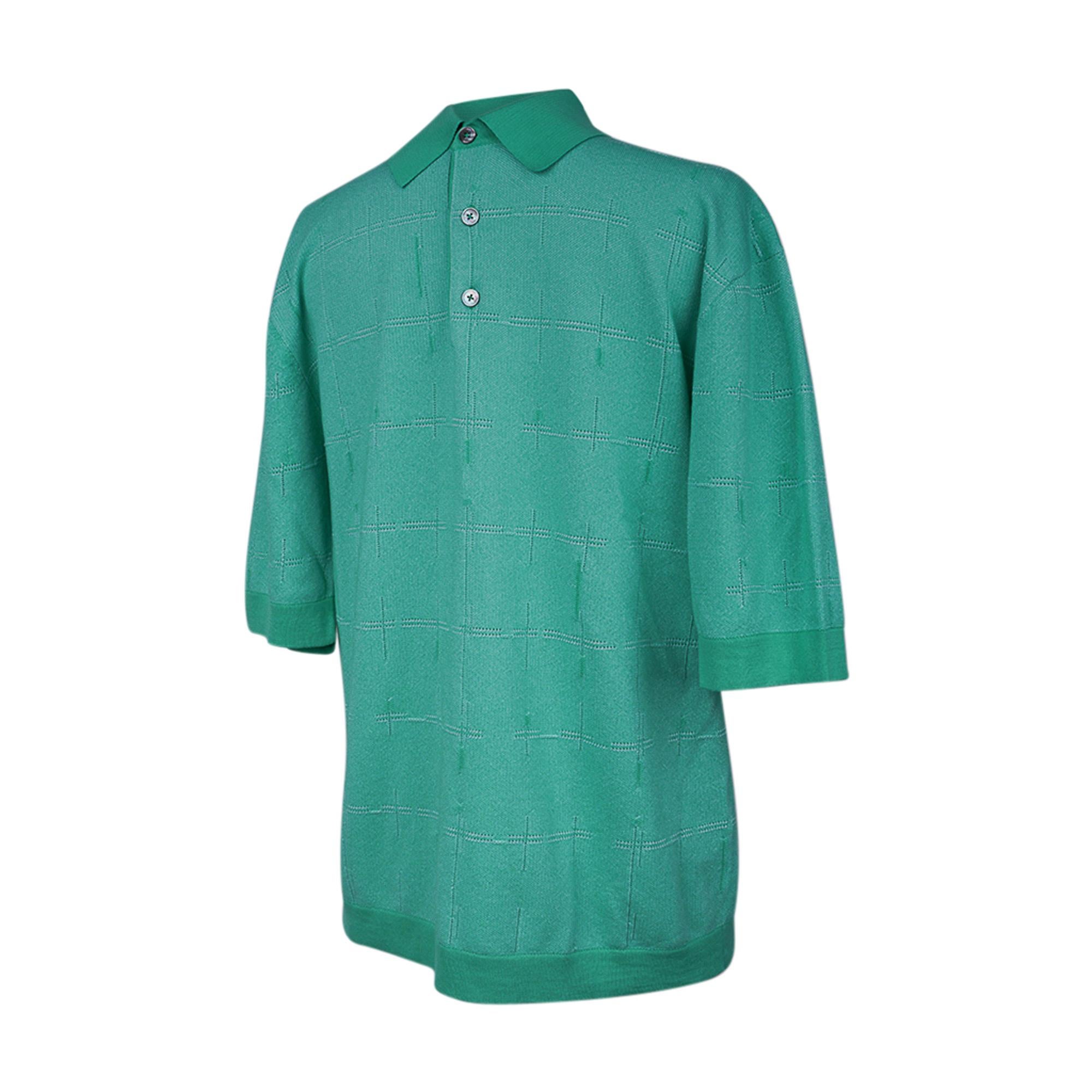 Mightychic offers an Hermes H en Carreaux Boxy Fit Polo shirt featured in Vert Tendre.
Subtle stich detail creates a tone on tone H motif.
Three (3) mother of pearl buttons.
Short sleeve shirt runs true to size.
Classic style and effortless