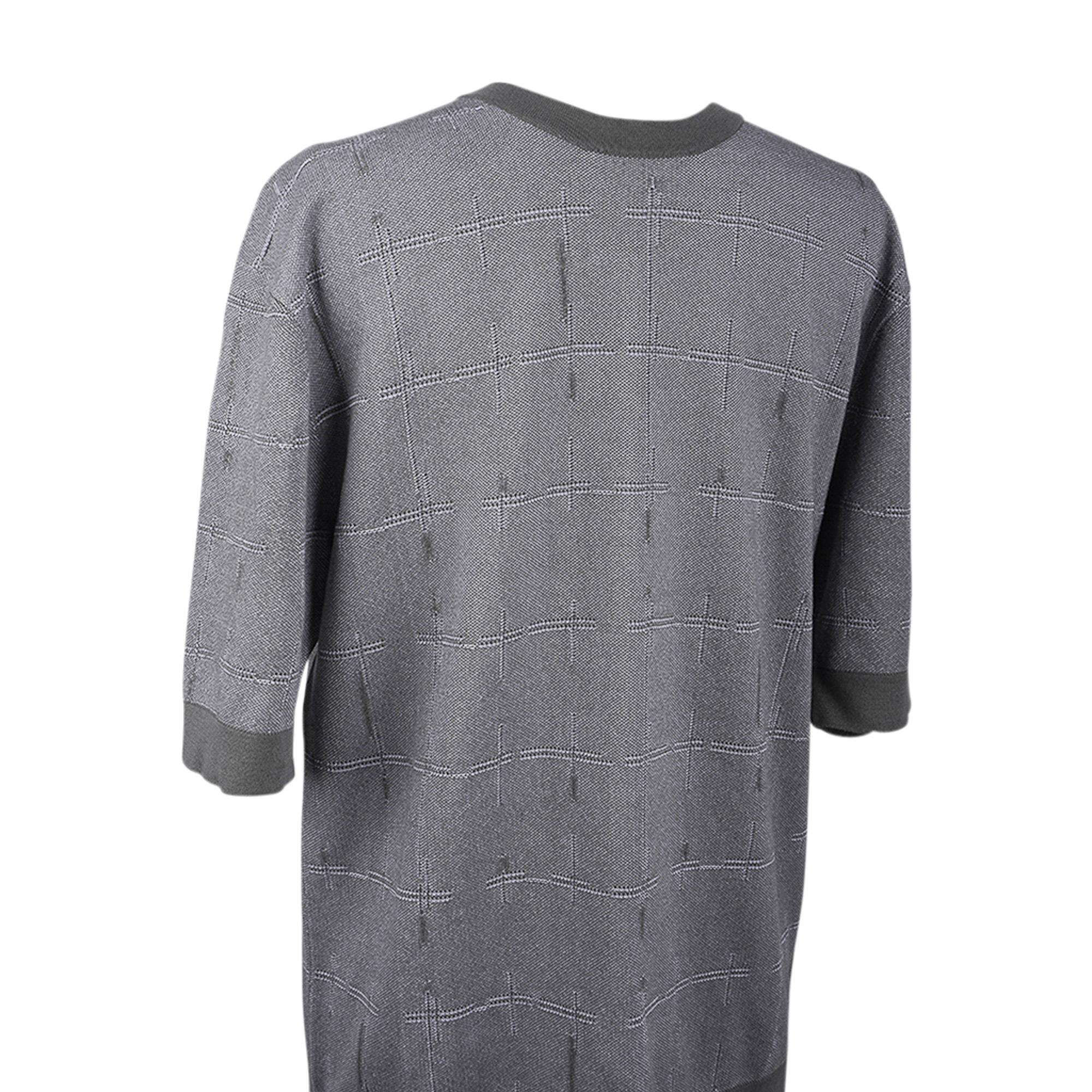 Mightychic offers an Hermes H en Carreaux Boxy Fit T-Shirt featured in Chanvre (Hemp).
Subtle stich detail creates a tone on tone H motif.
Ribbing around crewneck and sleeves.
Short sleeve shirt runs true to size.
Classic style and effortless