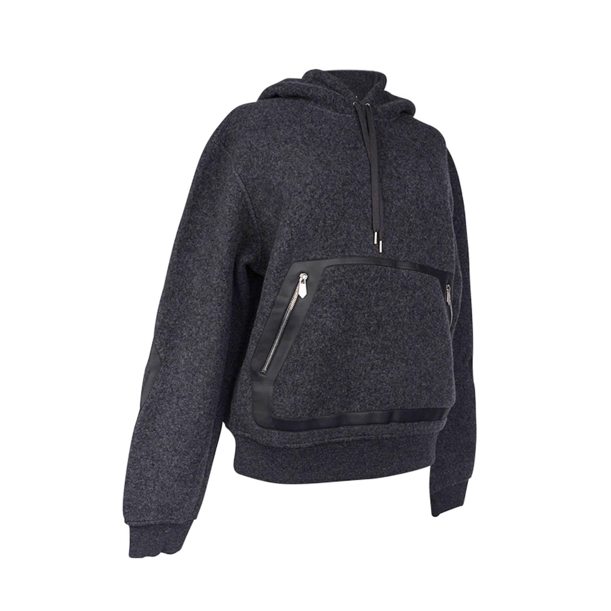 Mightychic offers an Hermes Hooded Sweater featured in Grey with Black leather detail.
Gris hoodie sweatshirt has a Black Cheval au Trait lambskin patch in front.
Drawstring at neck.
Ribbed cuffs and hip.
Fabric is cotton.
NEW or NEVER WORN.
final