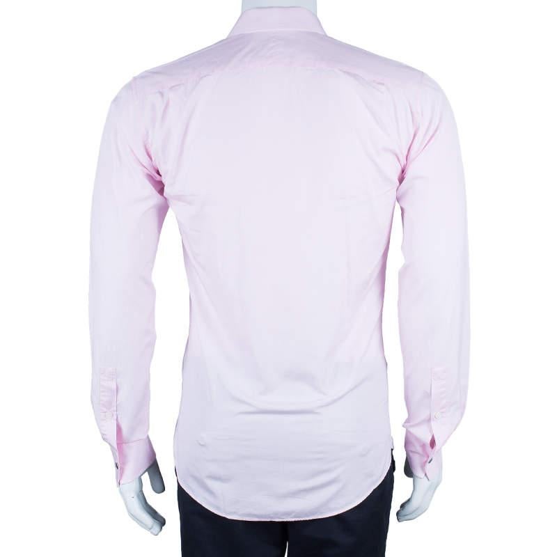 This Hermes shirt looks simply charming. It has been crafted in 100% cotton in gorgeous pink. It features a front button fastening and has a straight fit. This full sleeved poplin shirt would go well with a beige pair of trousers or casual denim