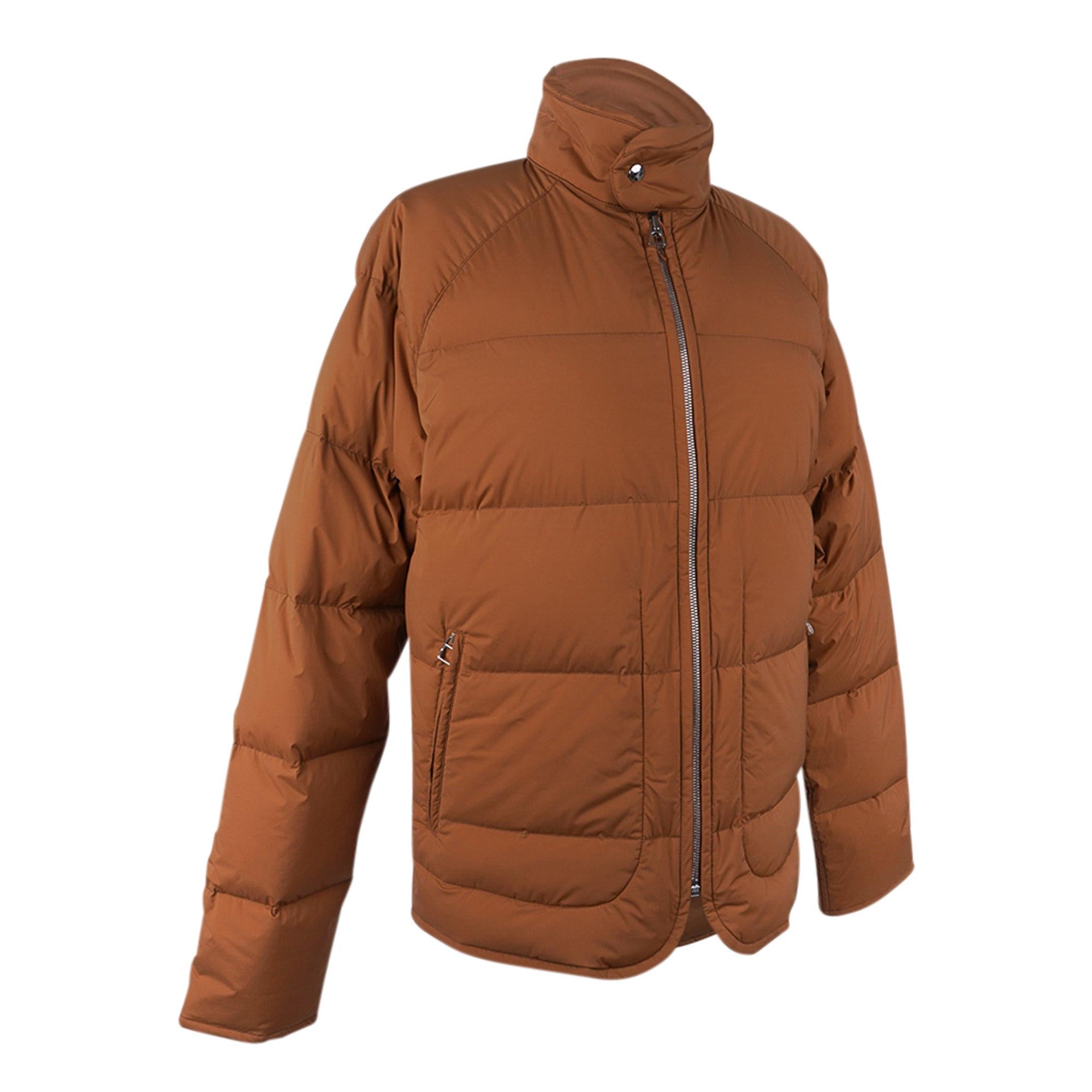 Mightychic offers an Hermes Men's Piumino extra-light puffer coat / jacket
featured in fauve.
The jacket is insulated with pure goose down duvet making it warm and light weight.
Strerch fabric has a matte finish and a tailored fit
Clou de Selle snap