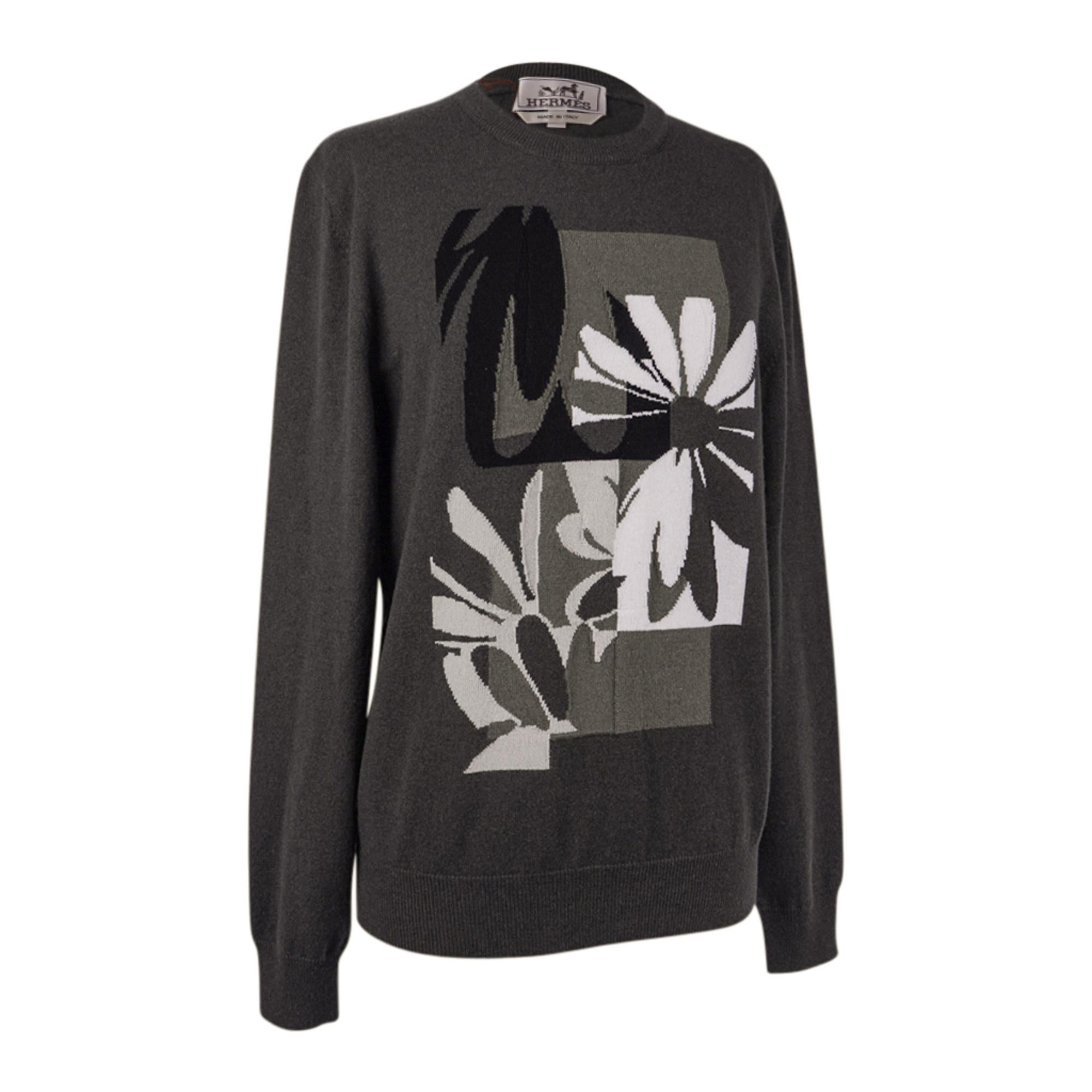 Mightychic offers an Hermes Men's Puzzle Floral Cashmere Crewneck sweater featured in Algue.
Sweater has floral intarsia motif in front.
Ribbing at cuffs, hip and neck.
One gauge 12 thread.
Fabric is cashmere.
NEW or NEVER WORN.
final sale

SIZE