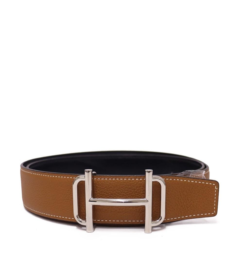 Hermes Men's Royal Buckle Belt, Features a palladium-plated metal buckle and reversible leather strap. 

Material: Chamonix 135 and Togo calfskin
Width: 38MM
Hardware: Silver
Belt Length: 117cm
Overall condition: Light scuffing
*Includes Box