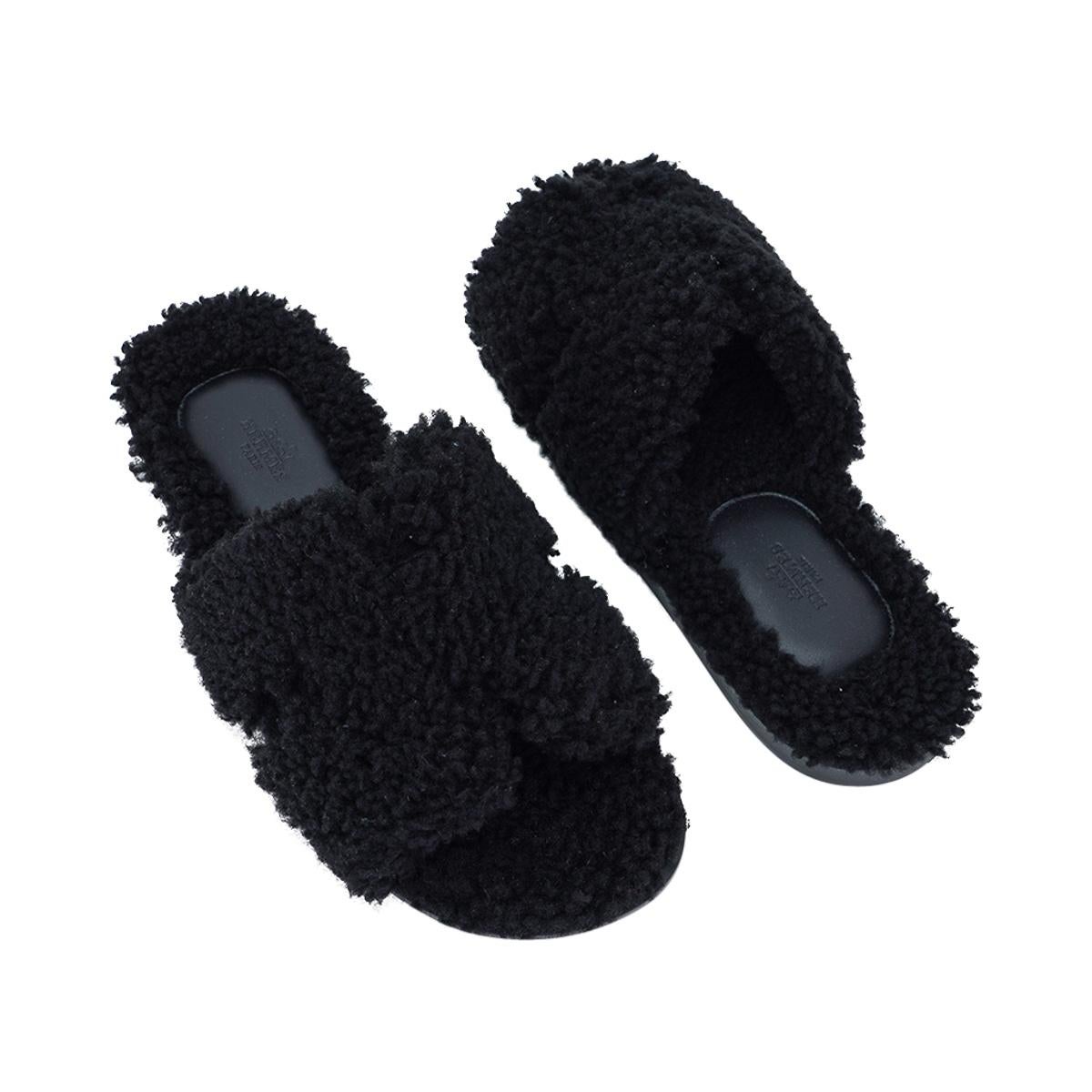Mightychic offers a pair of Hermes Men's Izmir Shearling sandal featured in Noir.
The iconic H cutout over the top of the foot in Shearling.
Insole is Black leather with Black Shearling trim. 
Sophisticated in a silhouette that works for every