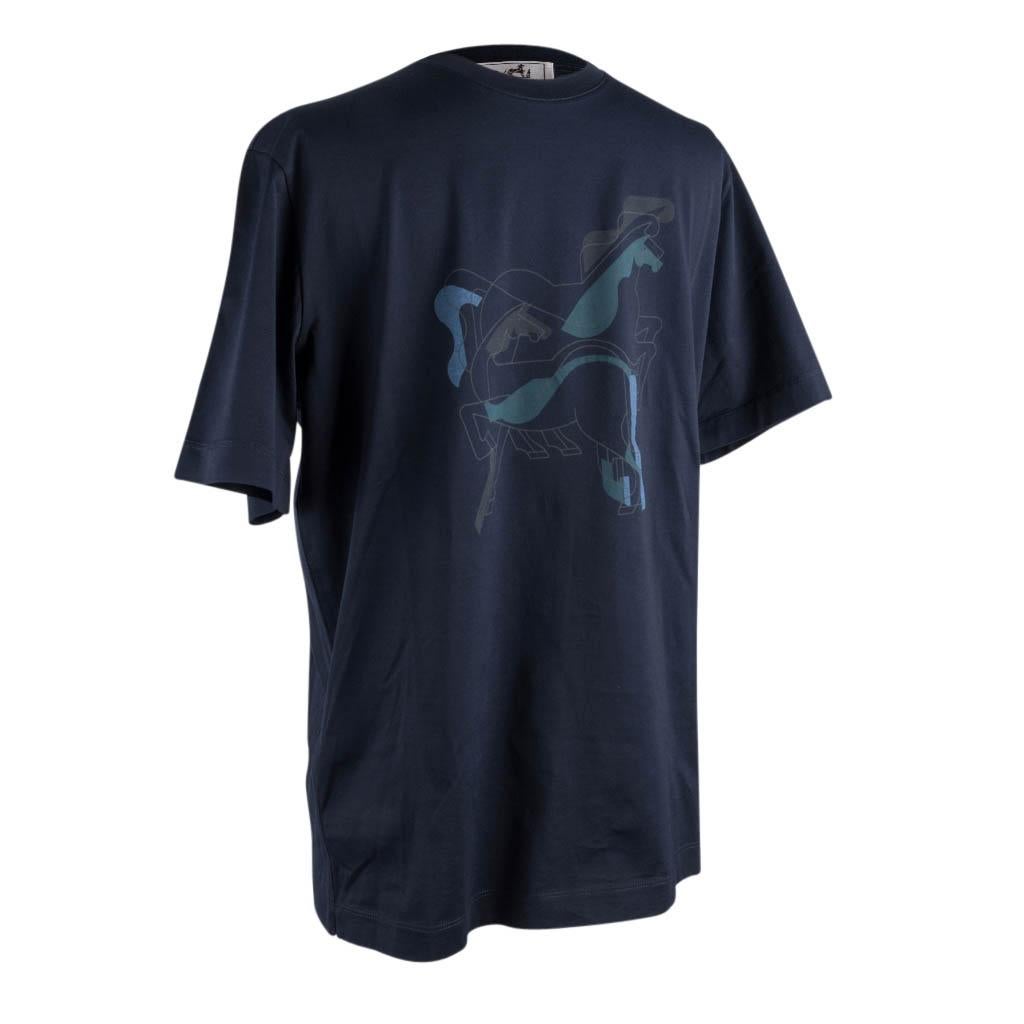 Guaranteed authentic Hermes Brazilian Horses Graphic T-Shirt featured in Marine.
Graphics in gray, blue and greenish blue.
Short sleeve T with crew neck. 
Fabric is cotton.  
NEW or NEVER WORN    
final sale 

SIZE M      

TOP MEASURES: 
LENGTH 