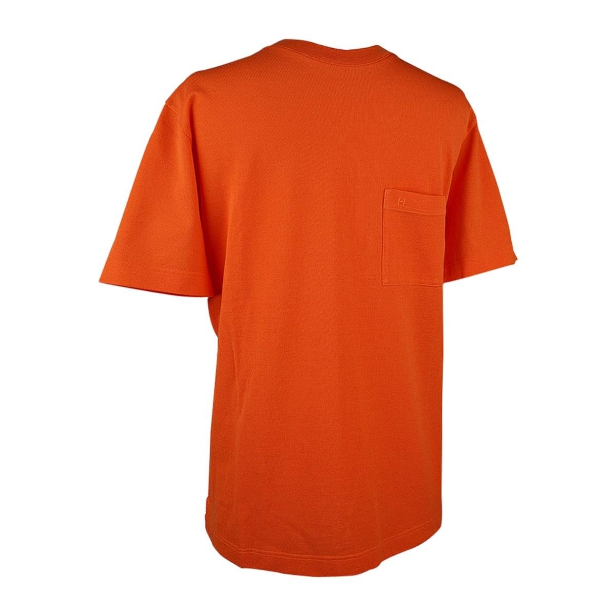 Hermes Ras du Cou (Crewneck) T-Shirt featured in Orange.
Embroidered H on breast pocket.
Short sleeve T with crew neck.
Notched at hem.
Fabric is pique cotton.
NEW or NEVER WORN.
final sale

SIZE M

TOP MEASURES:
LENGTH 28