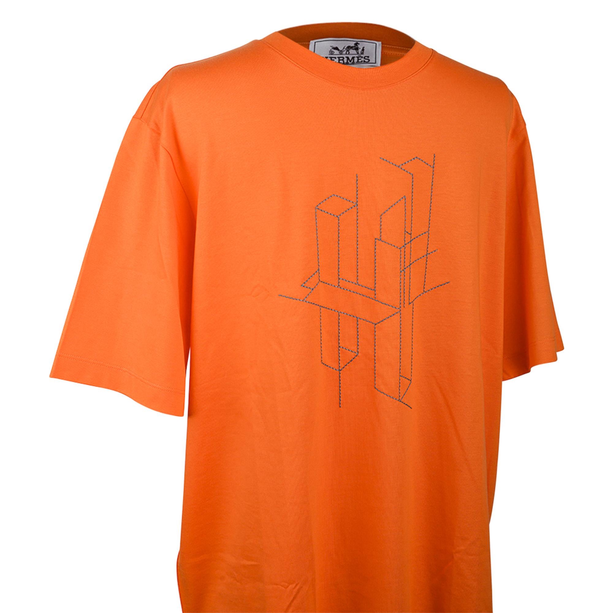 Hermes H 3D Embroidery T-Shirt featured in Hermes Orange.
Depicts embroidered H 3D.
Short sleeve T with crew neck.
Fabric is cotton.
NEW or NEVER WORN.
final sale

SIZE M

TOP MEASURES:
LENGTH 28.5