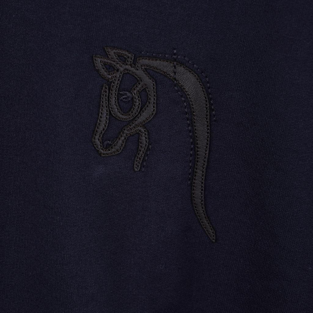 Mightychic offers an Hermes Mini Patch Cuir T-Shirt featured in Marine.
Depicts a cheval au trait, a draft horse, in lambskin leather.
Short sleeve T with crew neck.
Fabric is cotton.
NEW or NEVER WORN
final sale

SIZE M

TOP MEASURES:
LENGTH
