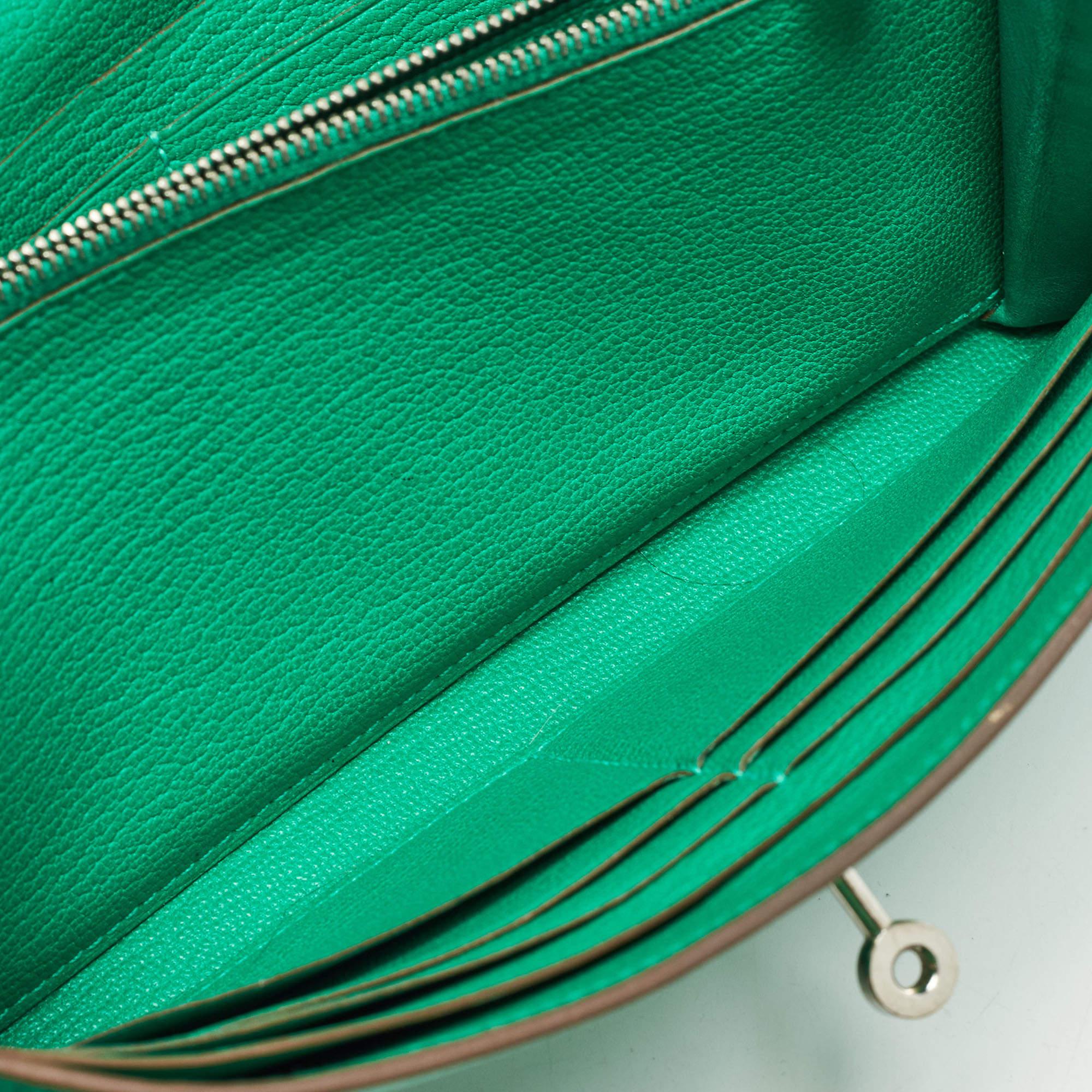 Portafoglio Kelly Longue in pelle di Hermes Menthe Chevre Mysore In condizioni buone in vendita a Dubai, Al Qouz 2