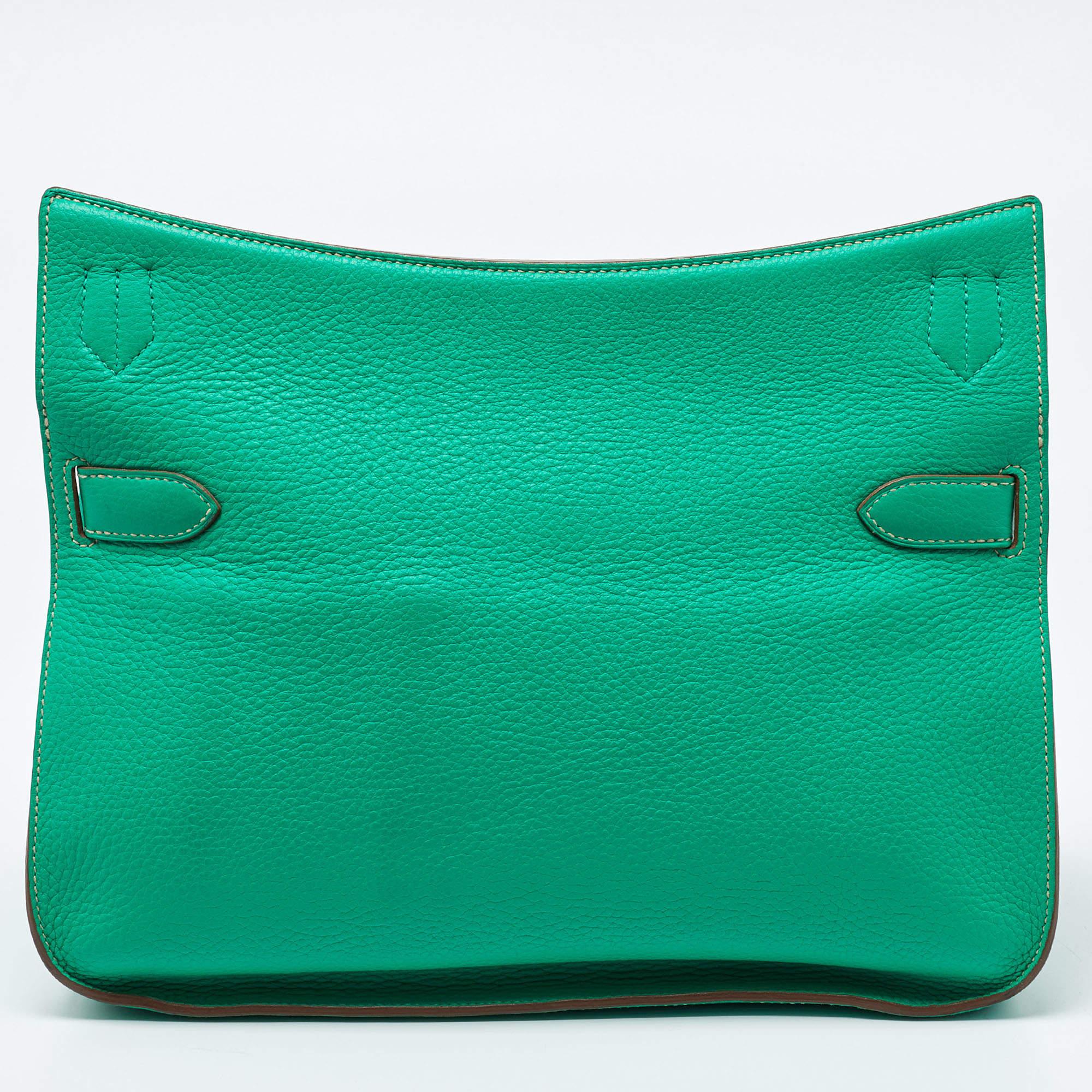 The Jypsiere comes in a design that delightfully resembles the famous Hermès Birkin and Kelly. It is a more casual design of the iconic handbags. This here comes crafted from Clemence leather and is equipped with a spacious interior. Complete with