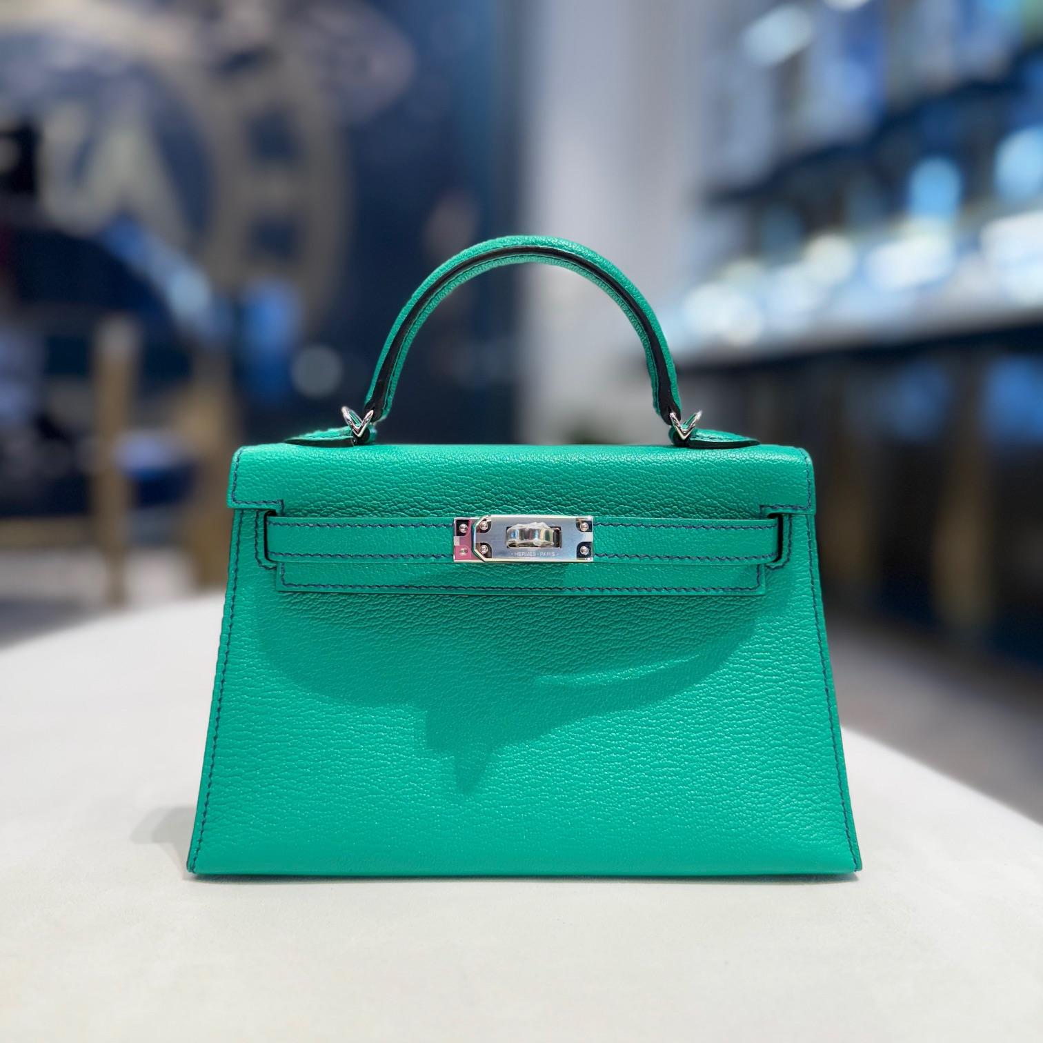 Jewels Aficionado offers The Hermès Menthe Mini Kelly 20 Sellier HSS in Chèvre Mysore leather is a rare collector’s piece. Its vibrant Menthe green adds a bold yet sophisticated touch to the structured silhouette. Lightweight and durable, Chèvre