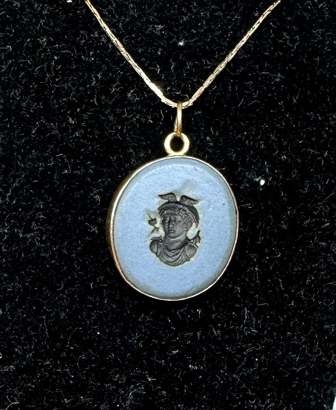 Hermes Mercury God Blue Jasper Cameo Intaglio Pendant Necklace Gold Victorian In Excellent Condition For Sale In New York, NY