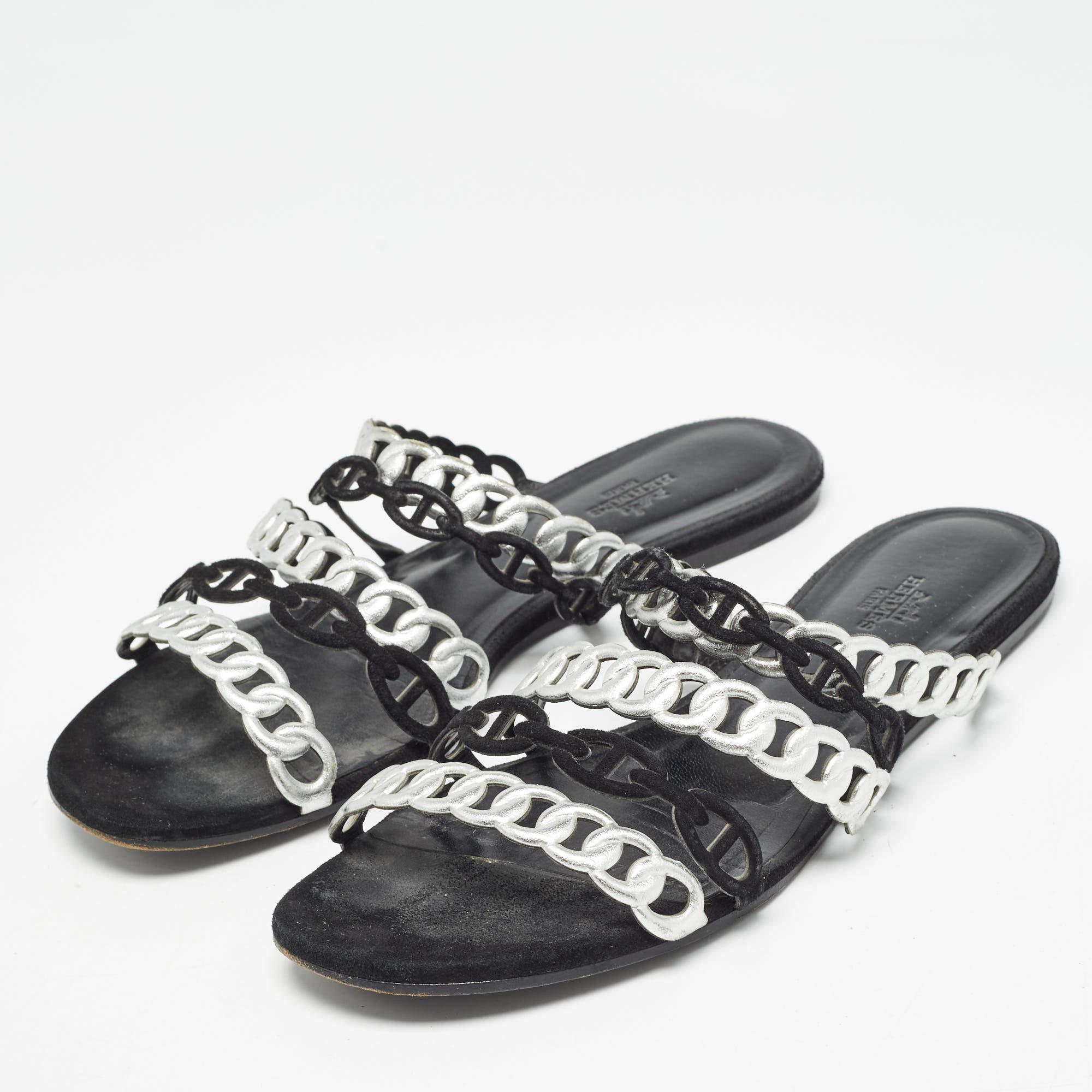 These Hermes flat sandals will frame your feet in an elegant manner. Crafted from quality materials they display a classy design and comfortable insoles.