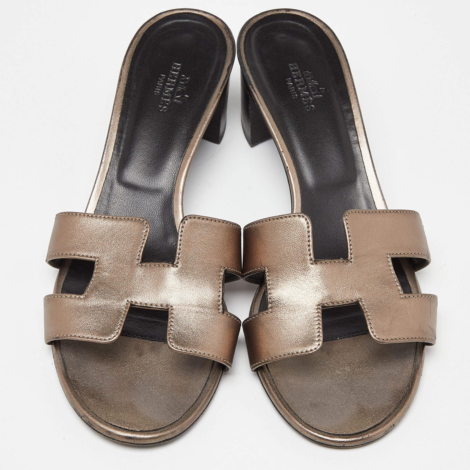 Hermes Metallic Leather Oasis Slide Sandals Size 38 In Fair Condition In Dubai, Al Qouz 2